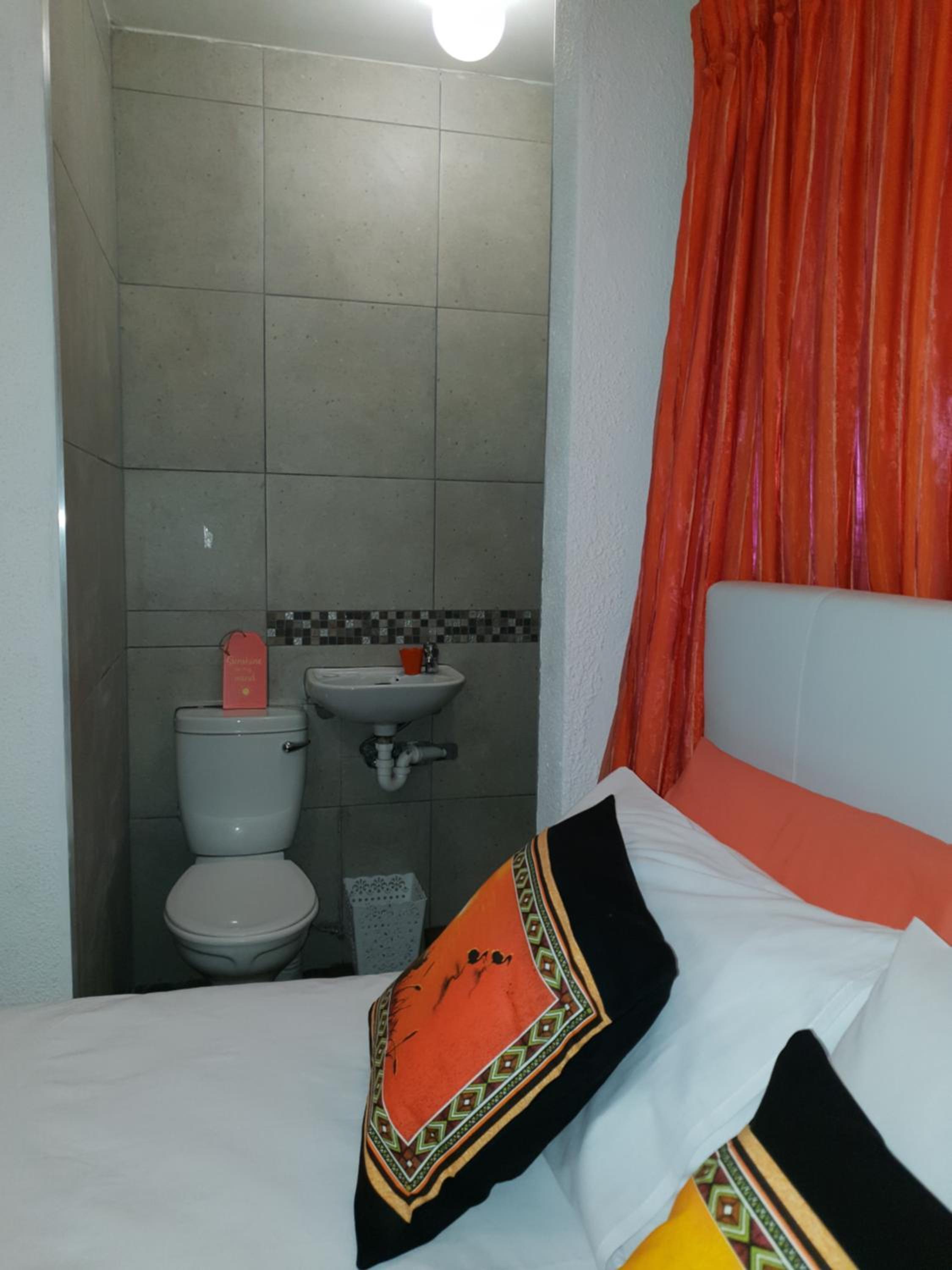 Budget Double Room - Photo 8