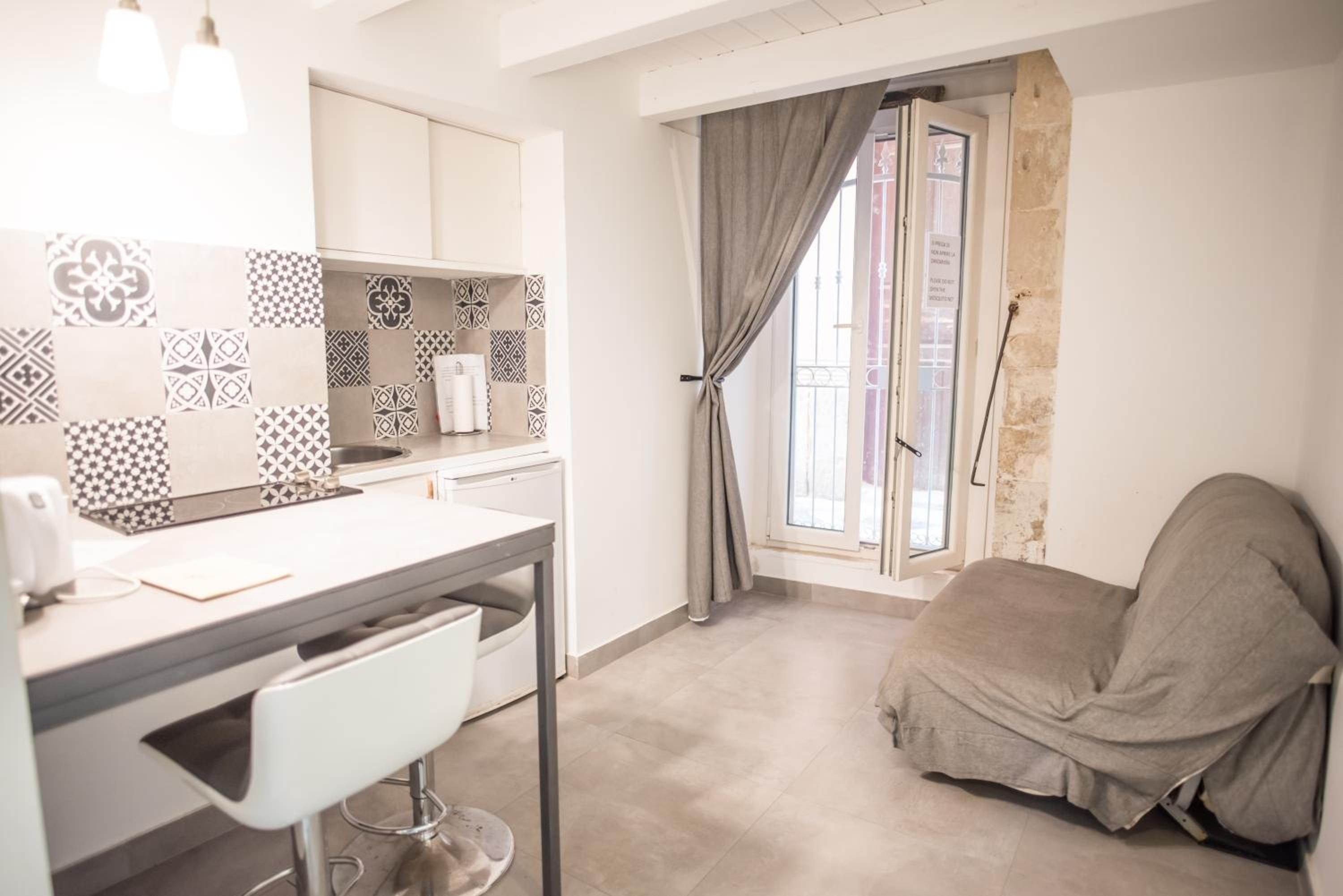 Studio Apartment - Split Level (Ground Floor)