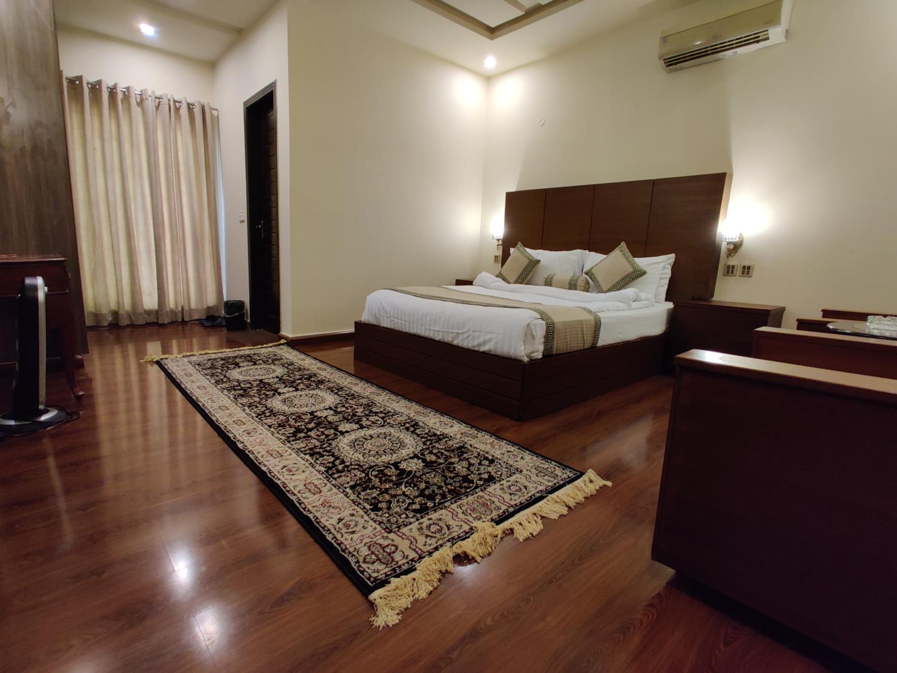 Standard King Room photo 2