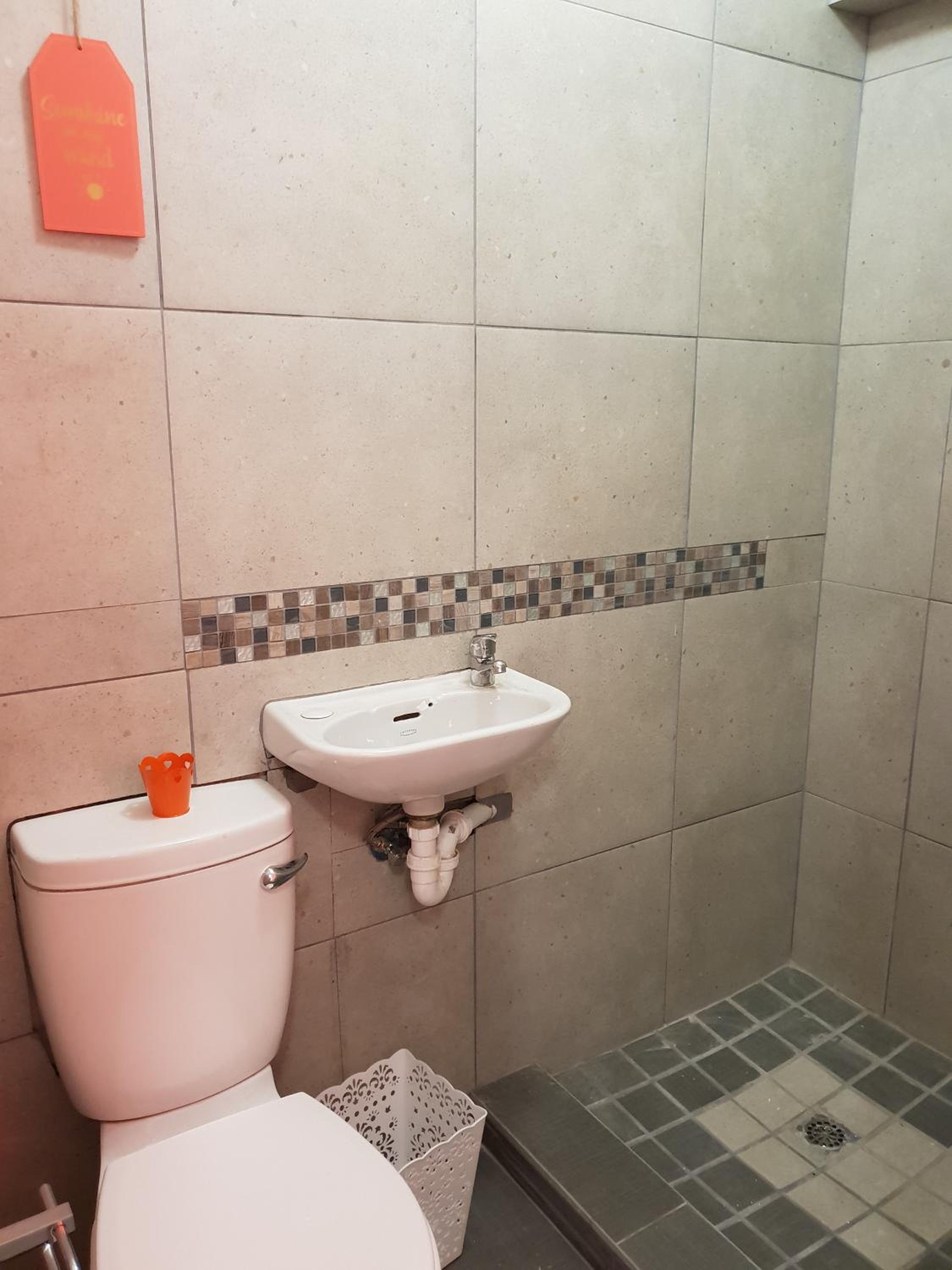 Budget Double Room - Photo 9