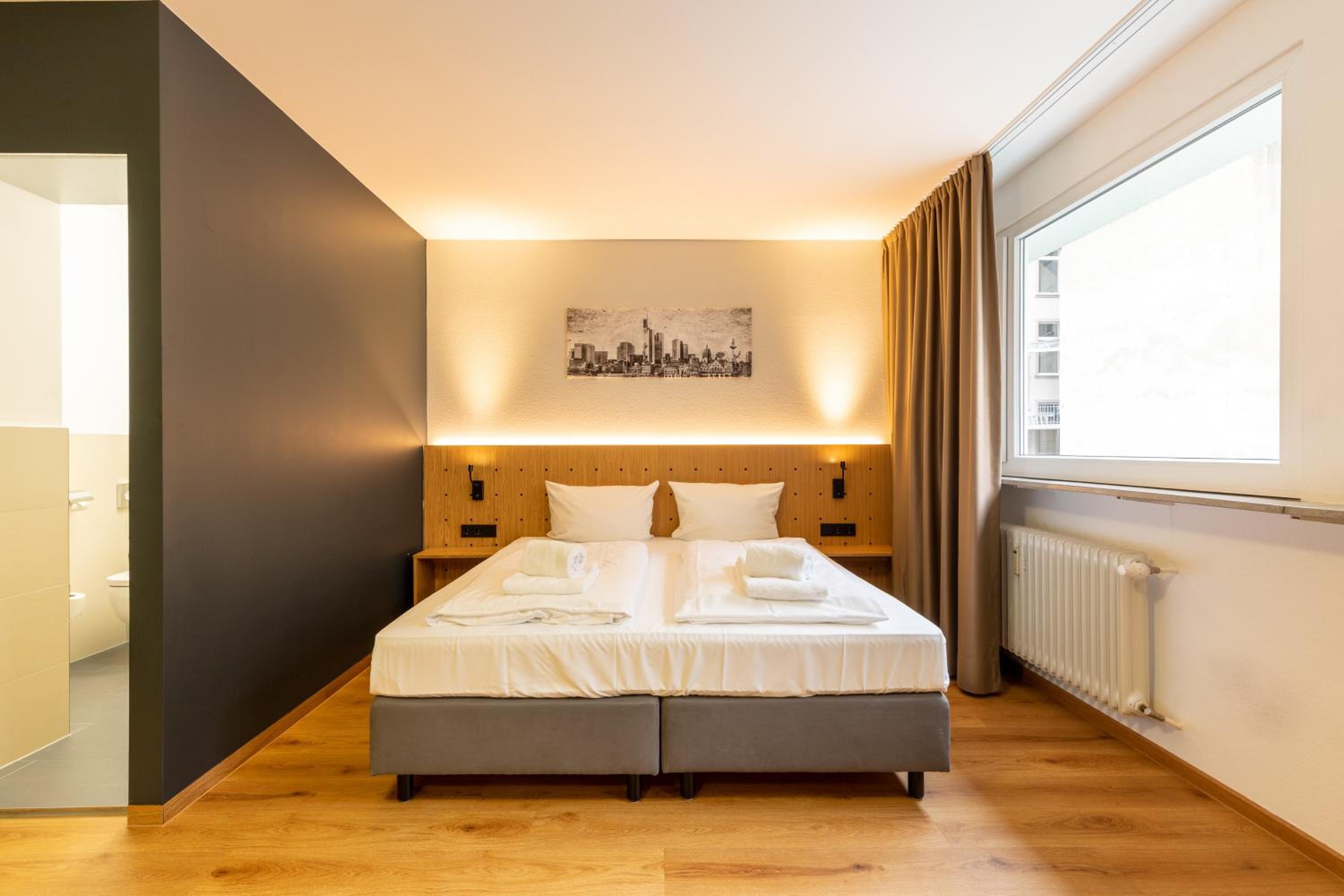 Superior King Room with One King Bed - Photo 4