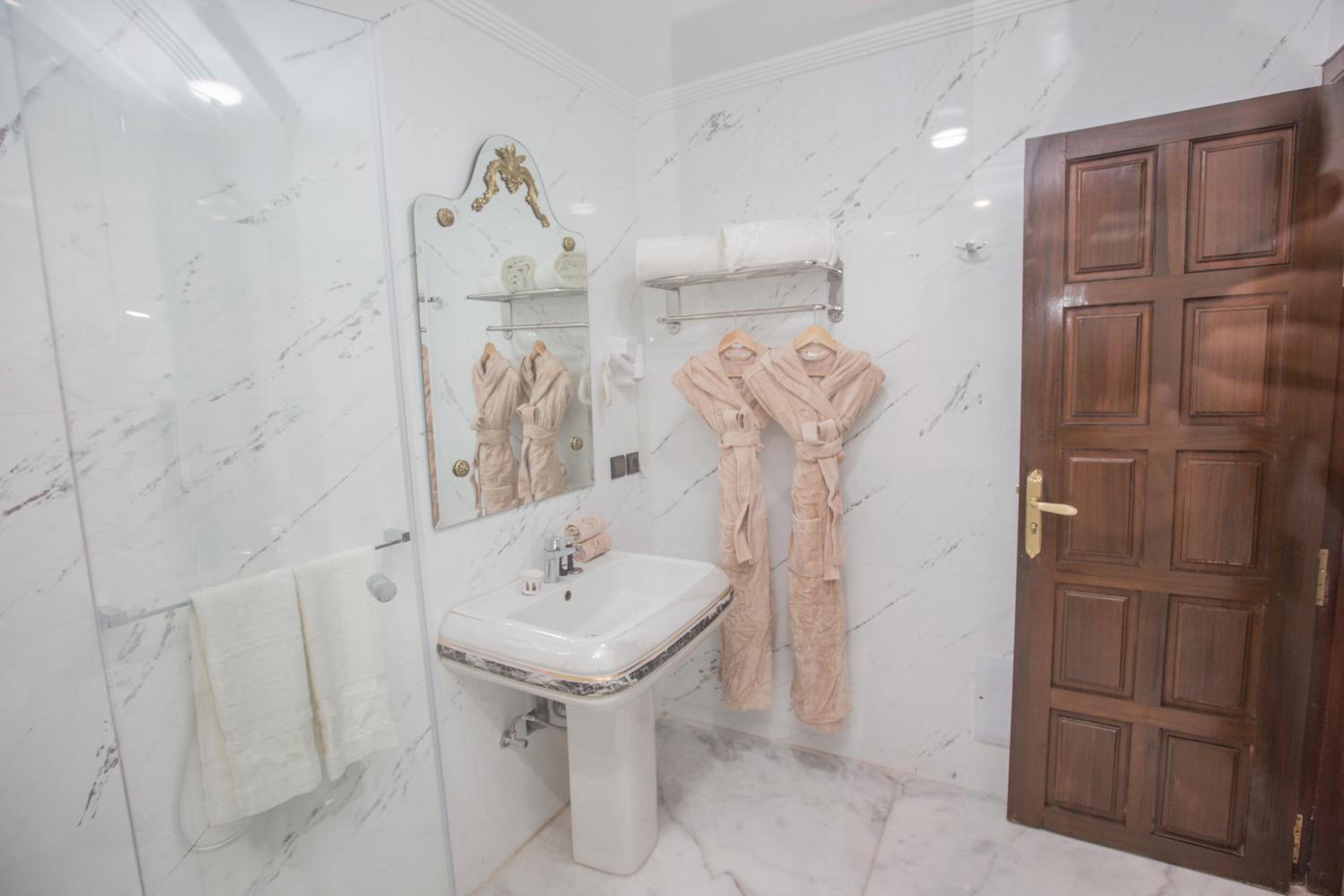 King Suite with Balcony - Photo 5
