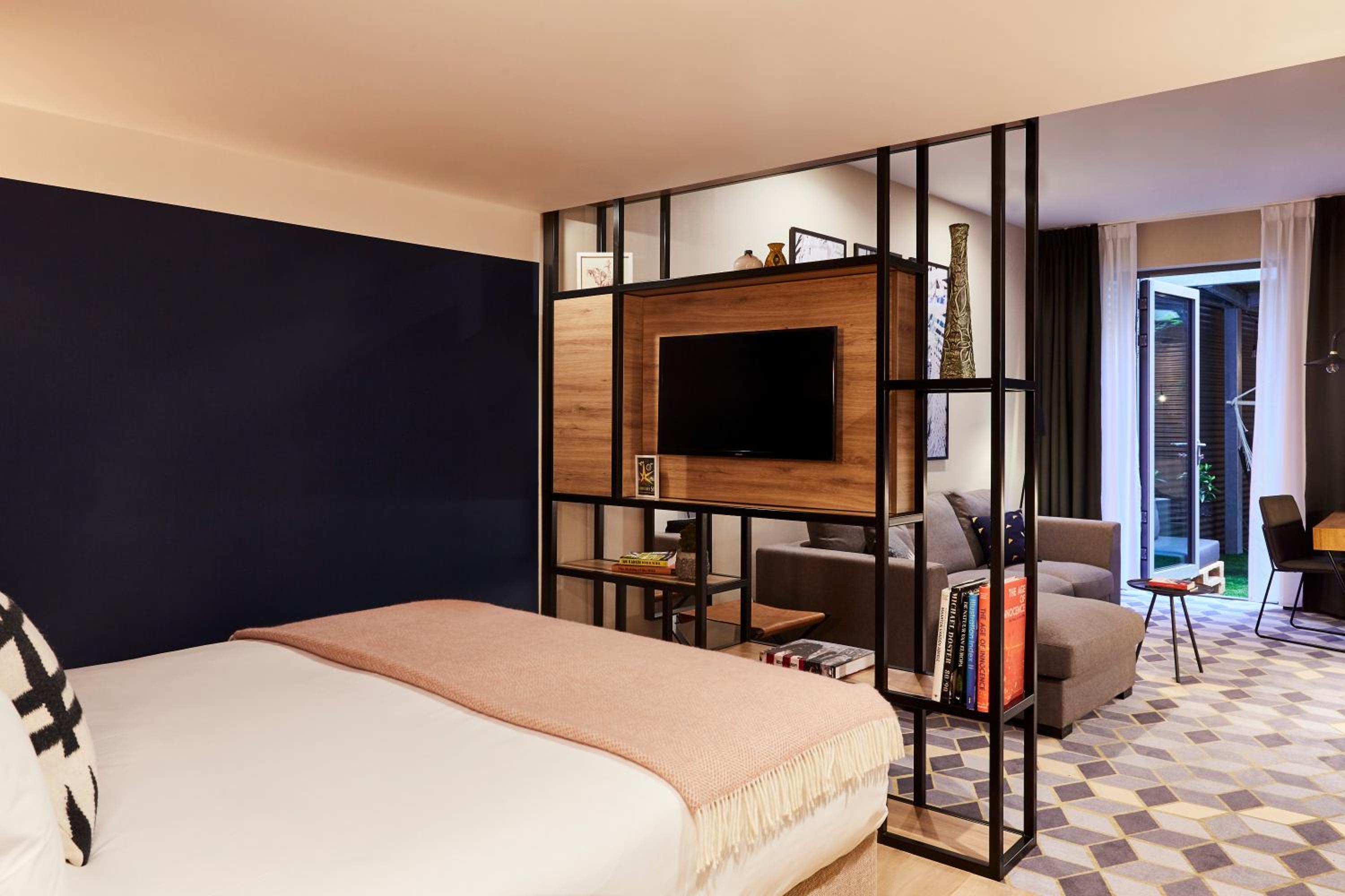 Double Suite with Courtyard View - Photo 2