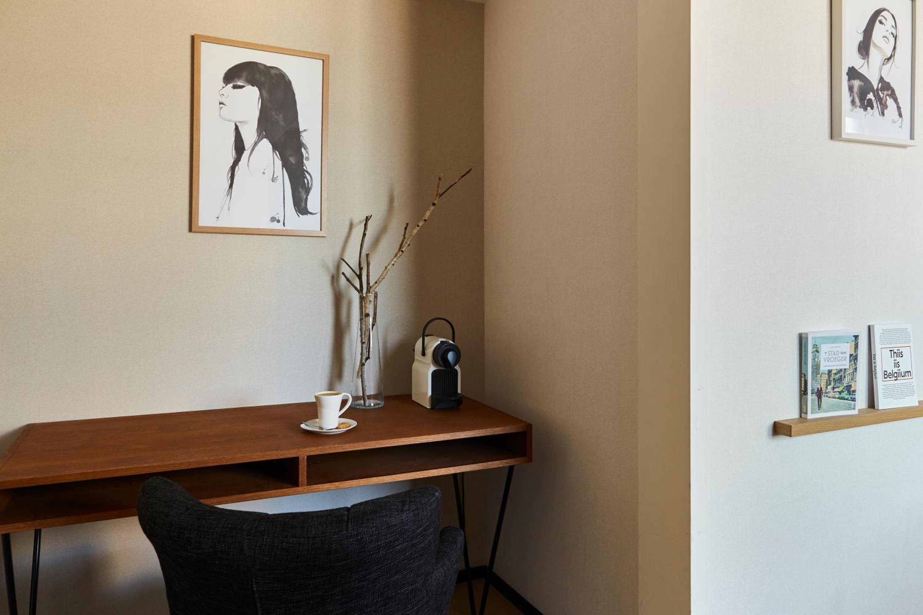 Premium King Room - Photo 5