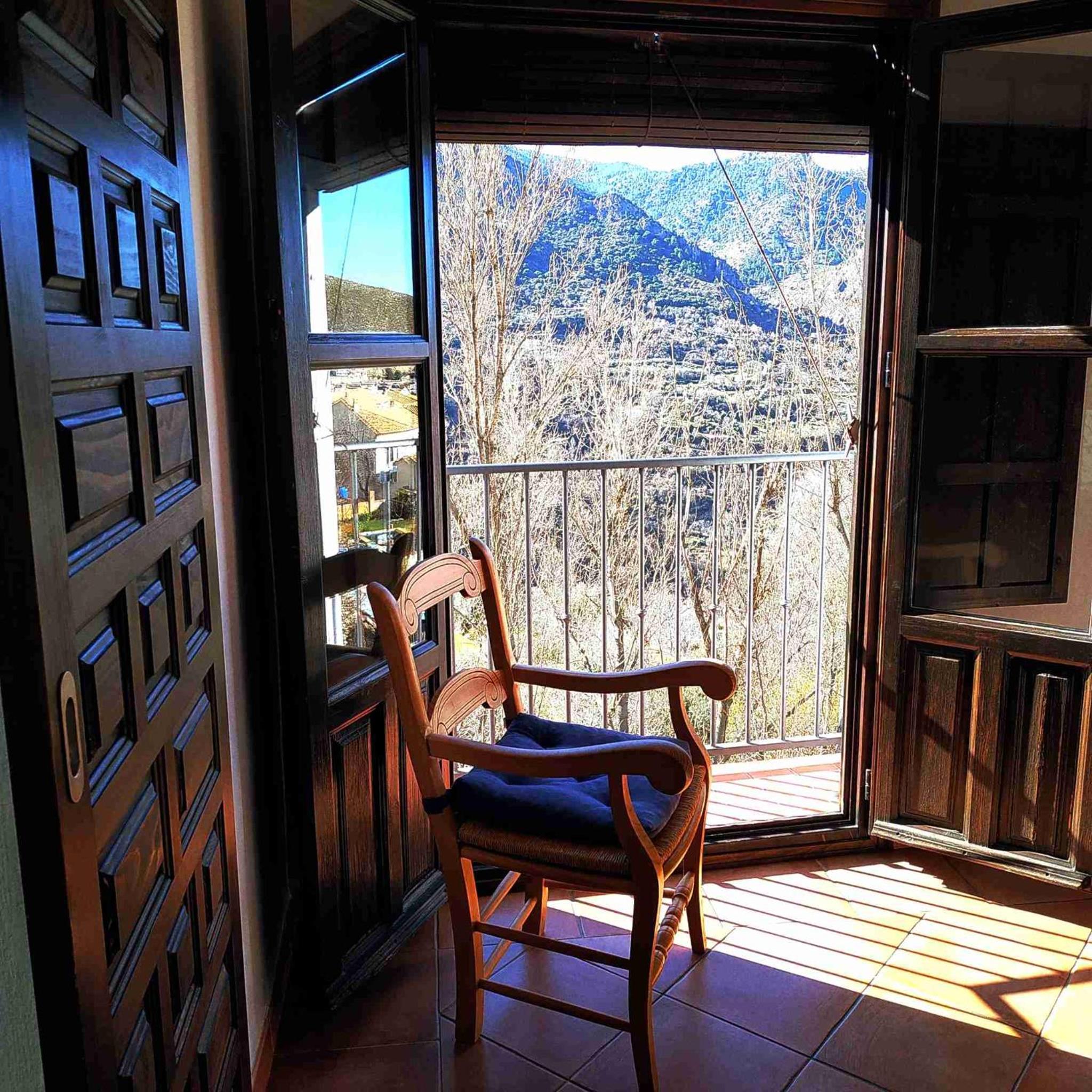 Double Room with Mountain View - Photo 4