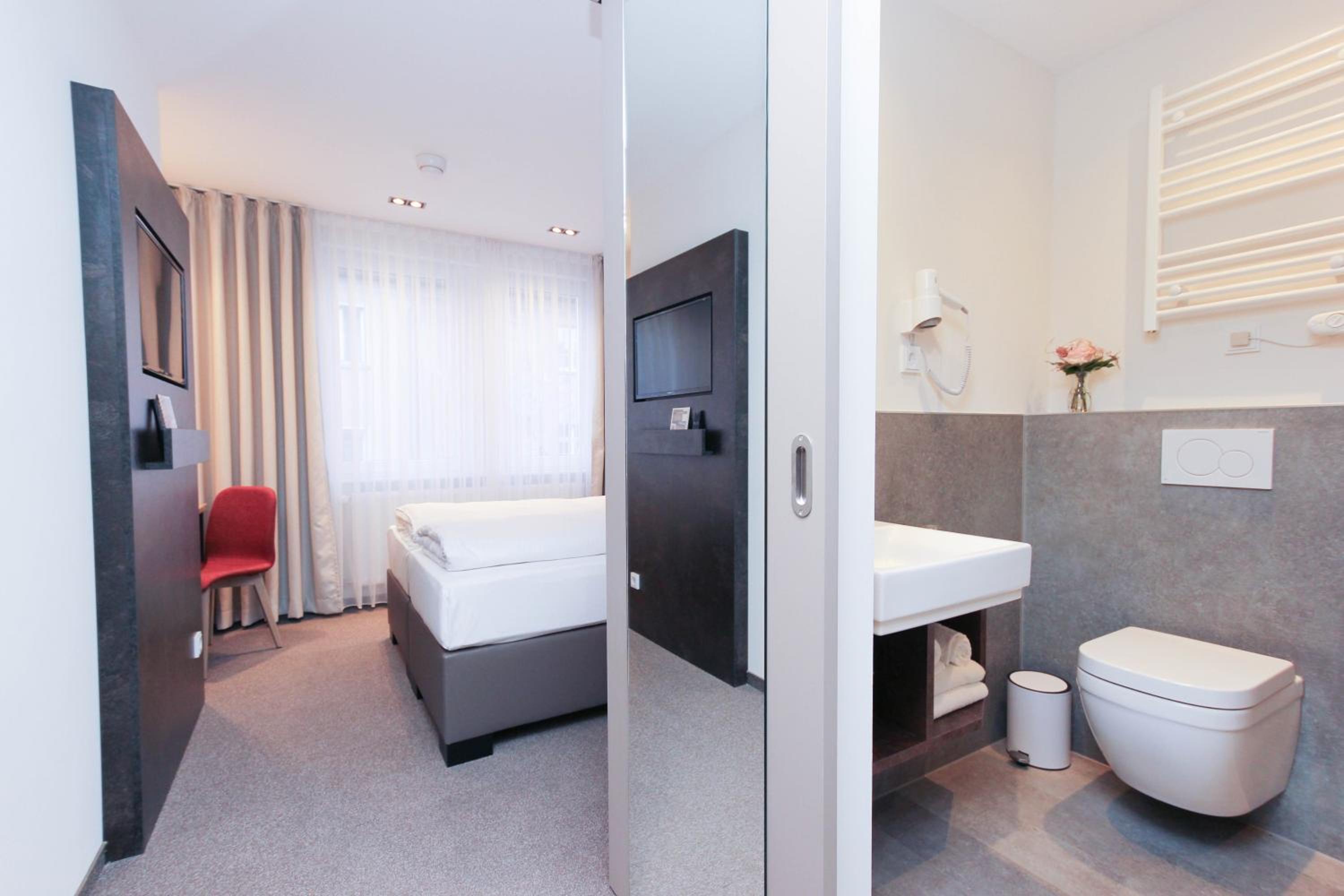 Classic Double Room - Photo 12