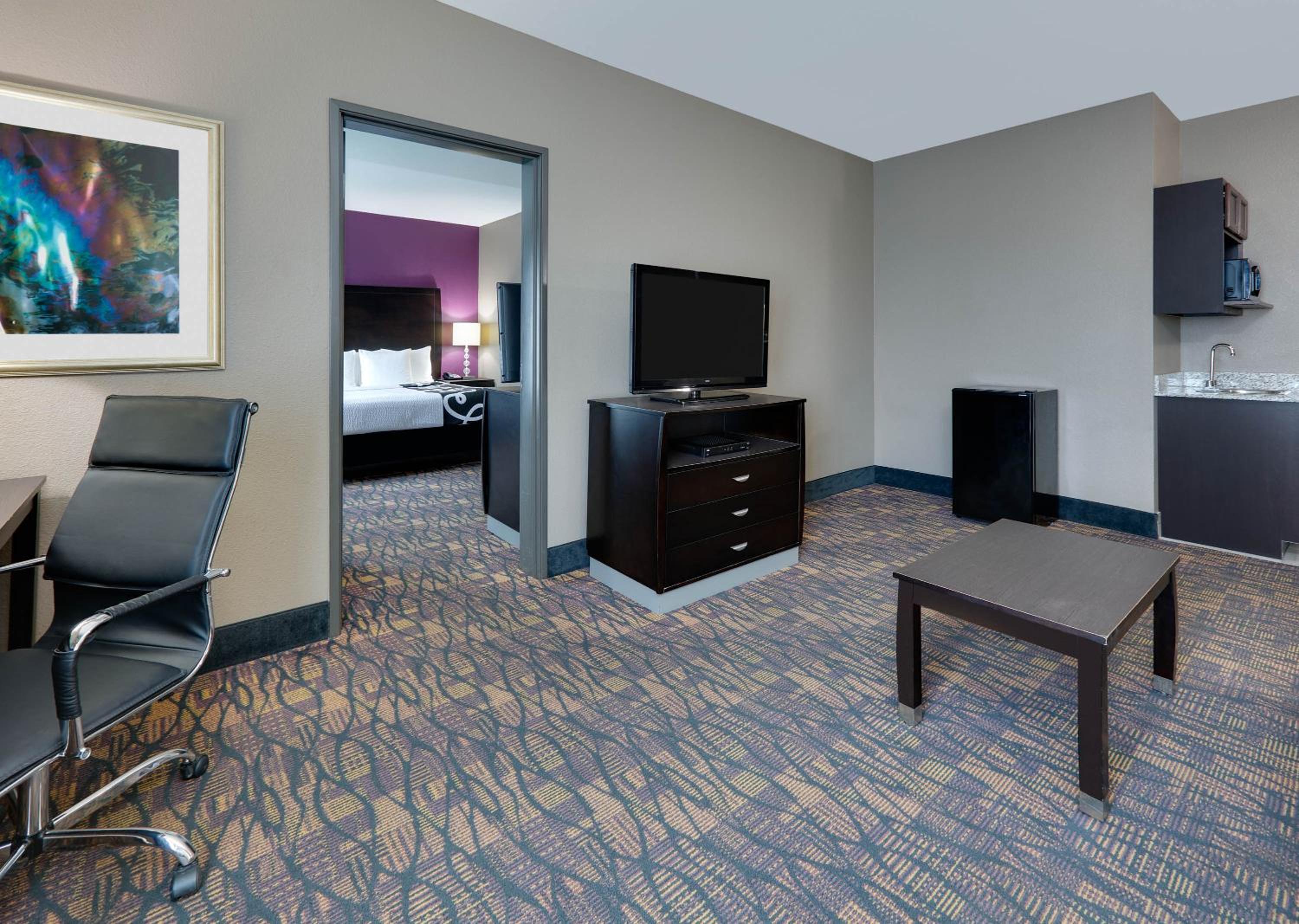 King Suite with Mobility Access and Roll-In Shower, Non-Smoking photo 1