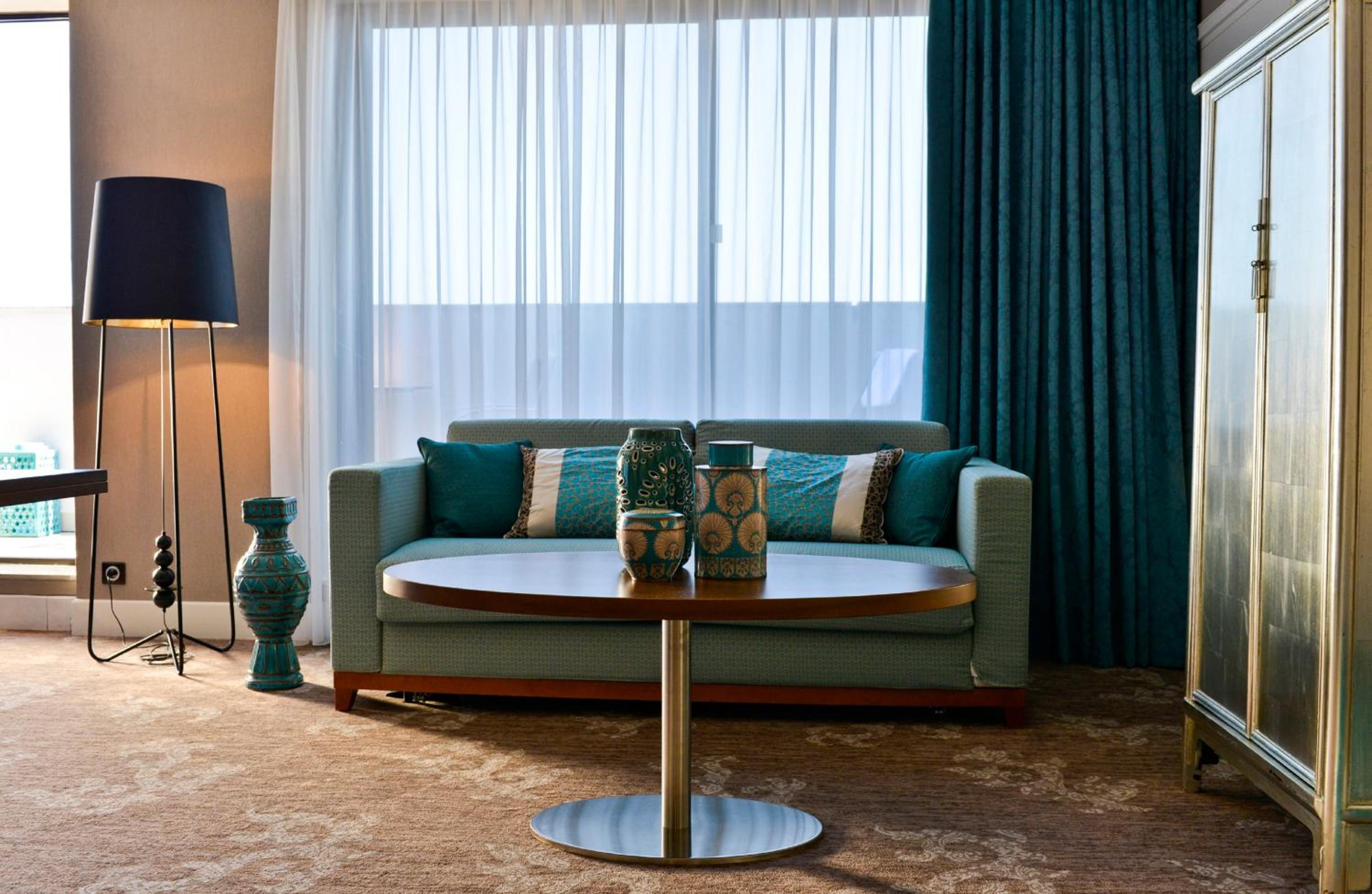 1 King Bed 2 Single Beds 2 Bedroom Suite - Photo 3