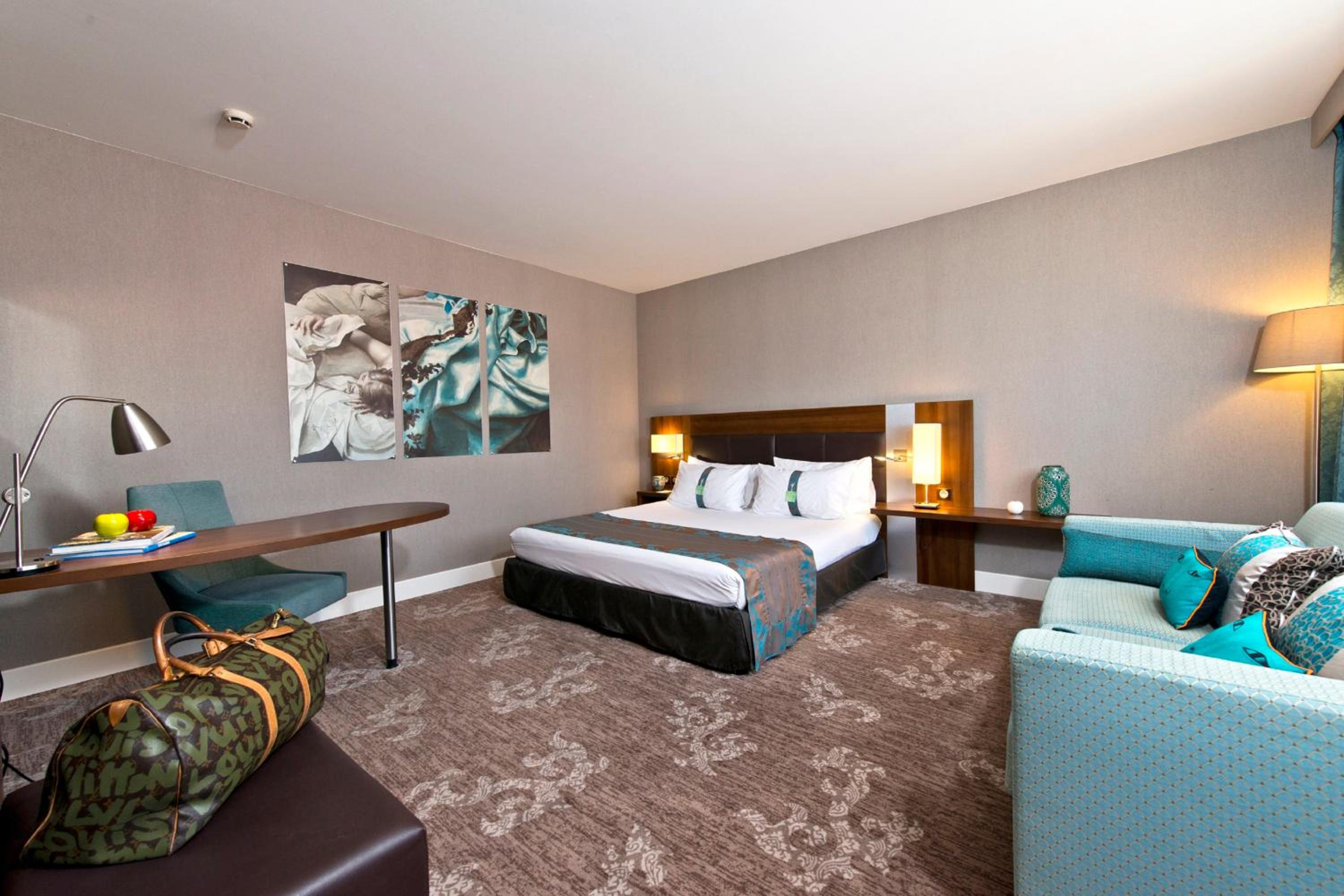 Standard King Room with Sofa Bed - Photo 5
