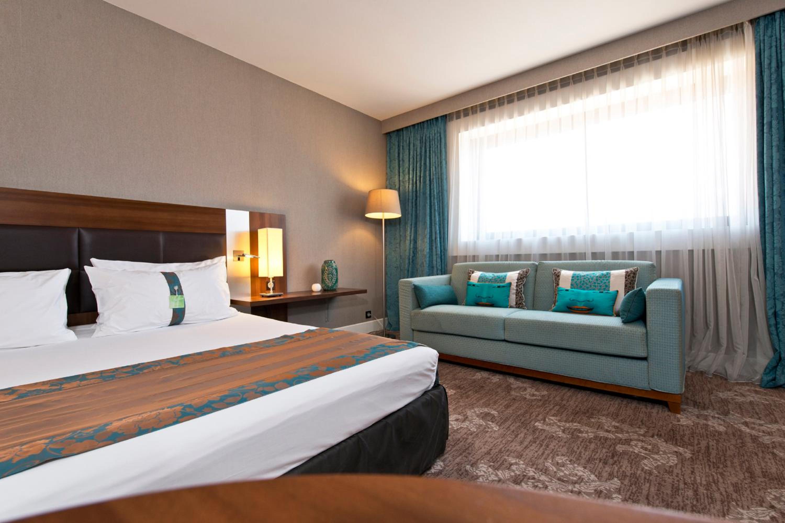 Standard King Room with Sofa Bed - Photo 6