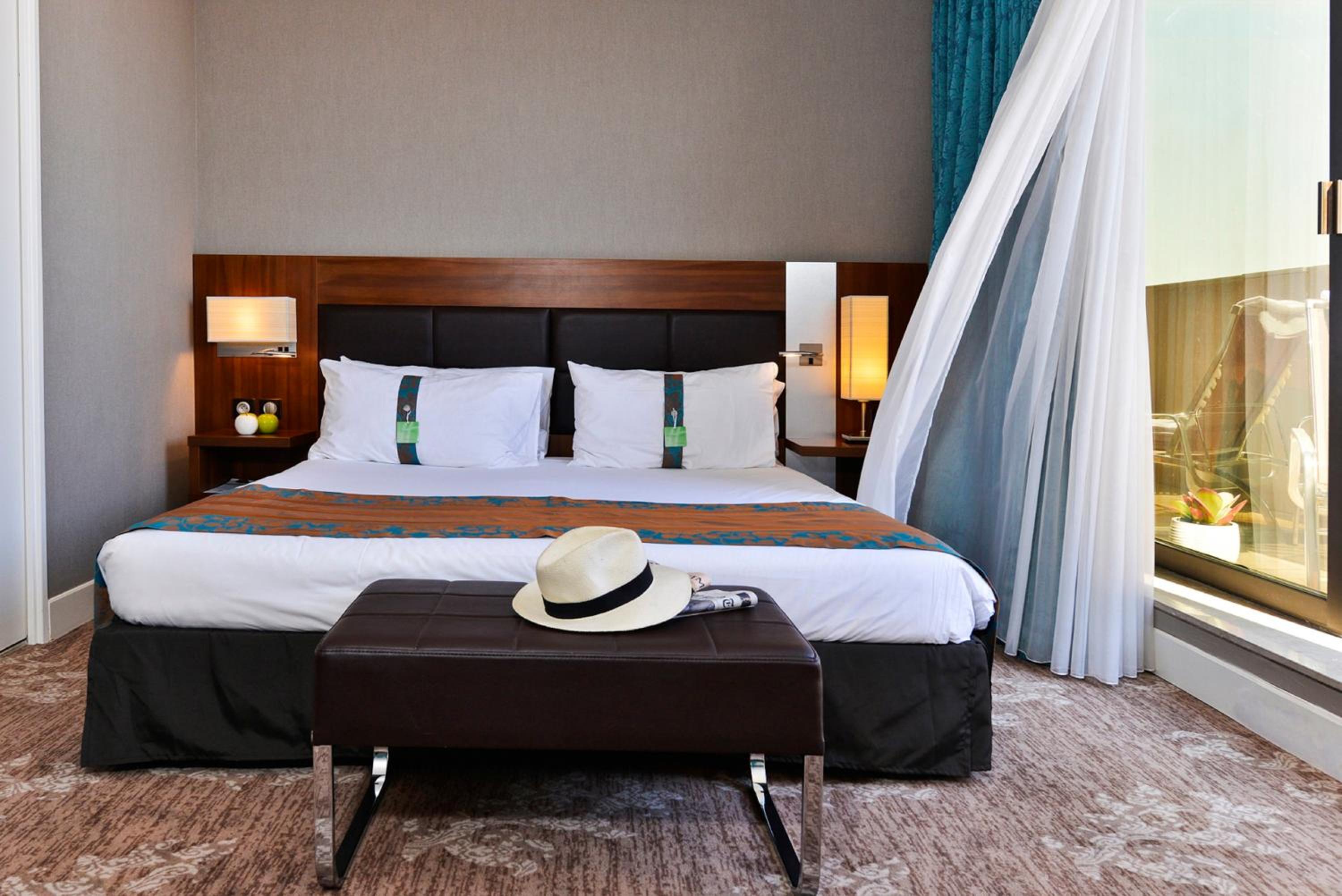 1 King Bed 2 Single Beds 2 Bedroom Suite - Photo 4