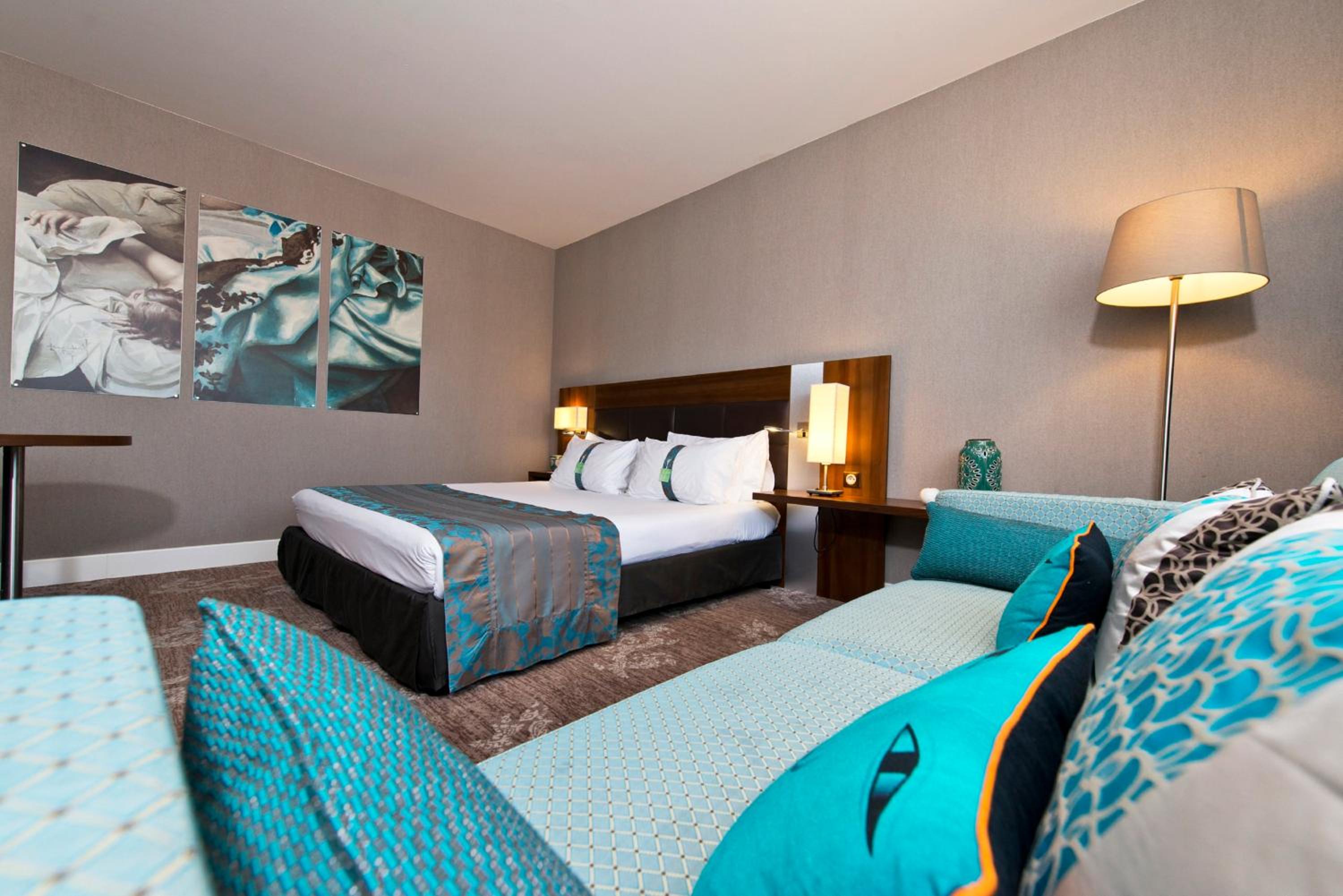 Standard King Room with Sofa Bed - Photo 2