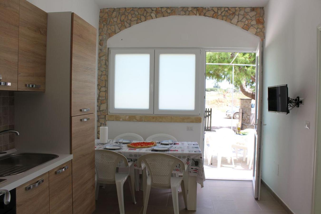 Two-Bedroom House - Photo 2