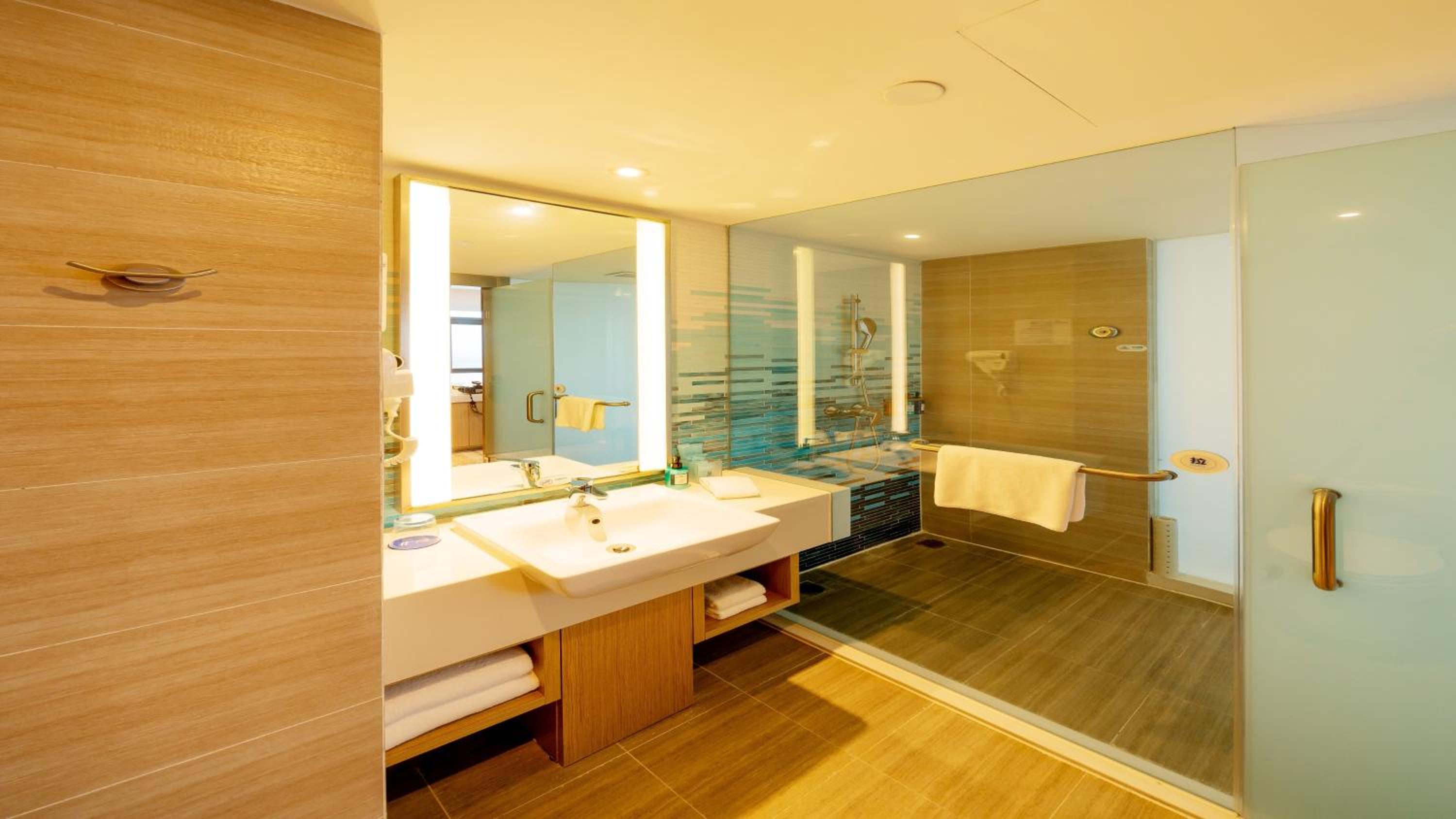 Standard King Room with River View photo 1