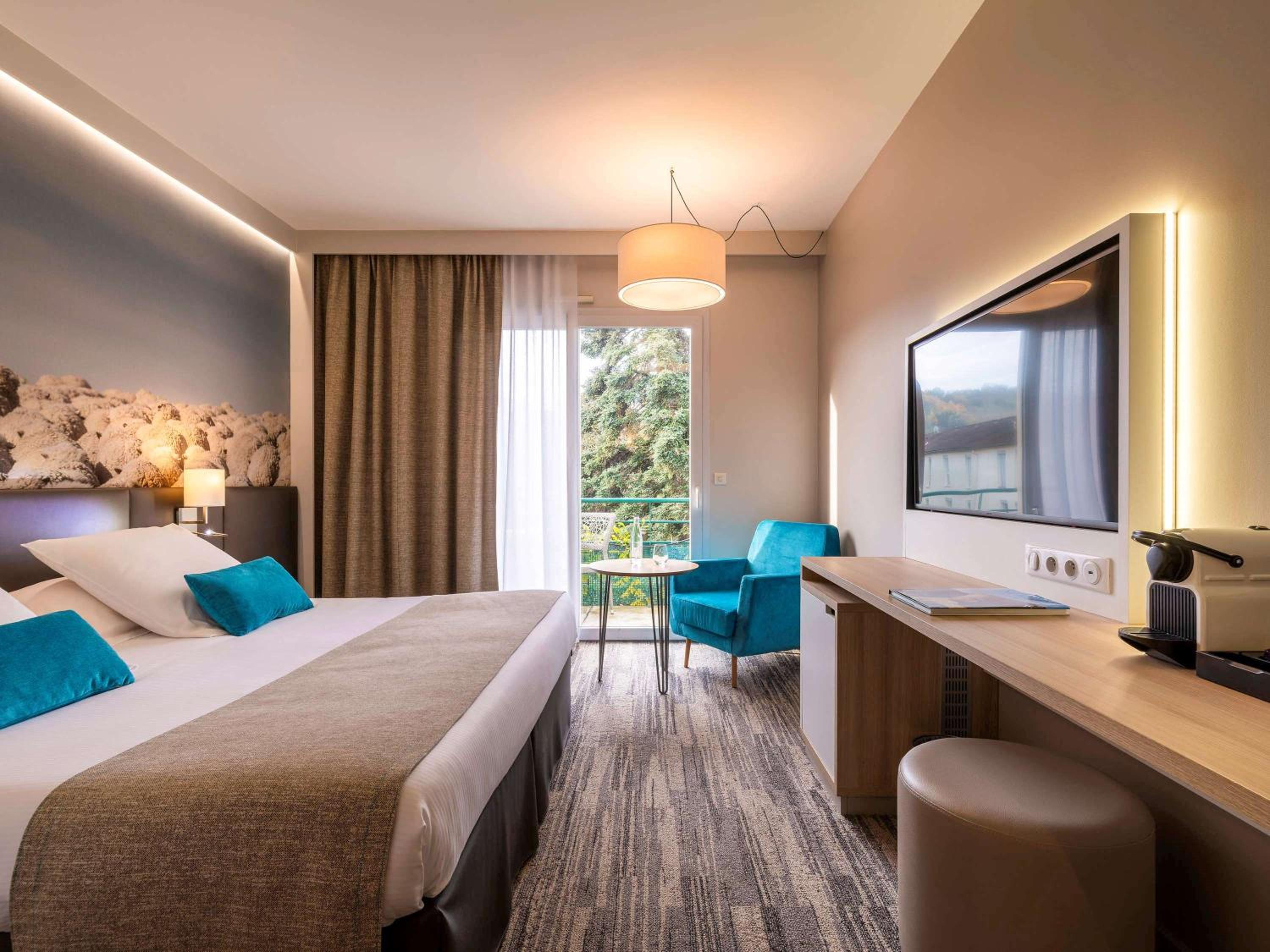 Superior King Room with Balcony - Photo 1