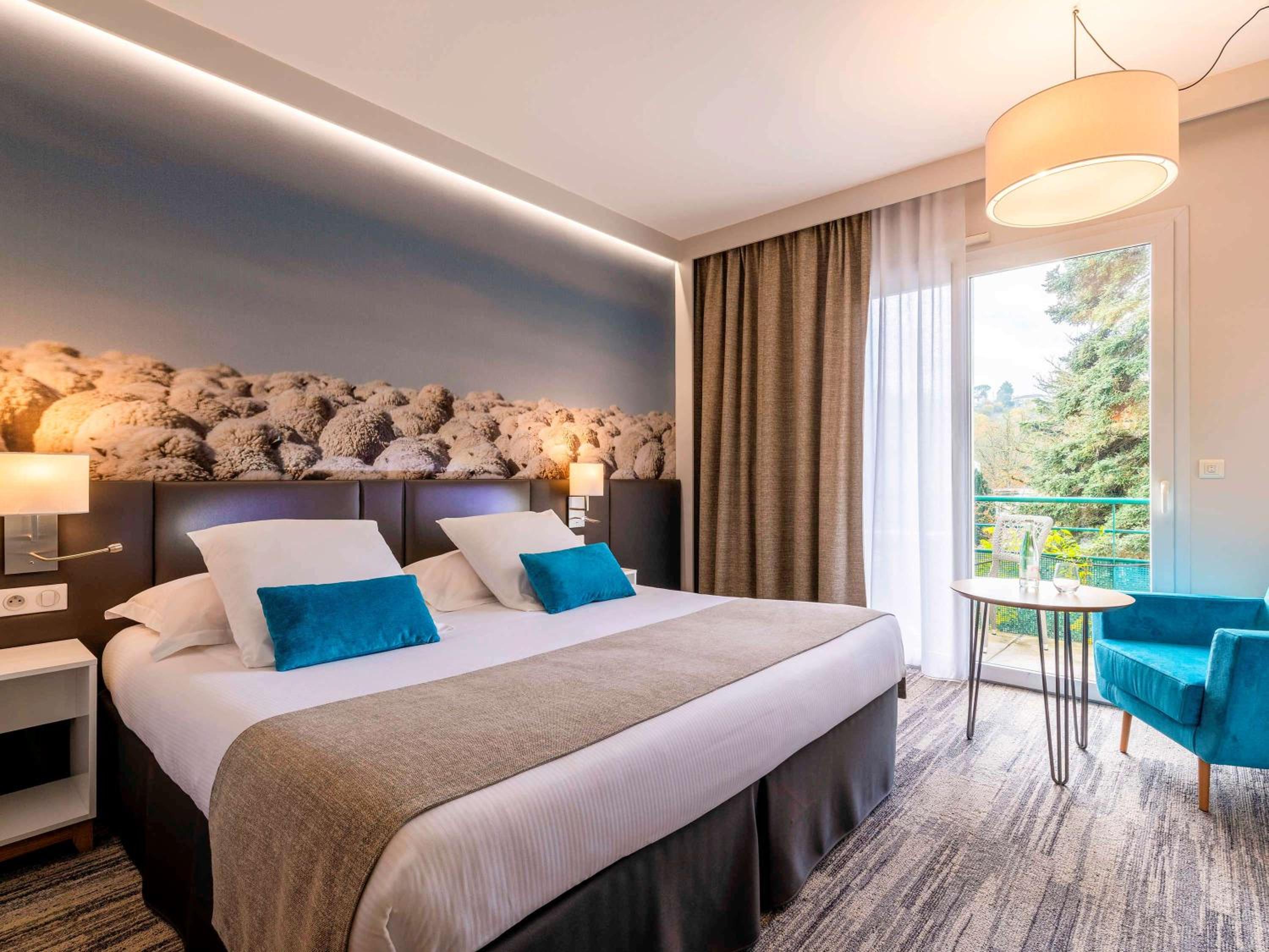Superior King Room with Balcony - Photo 8