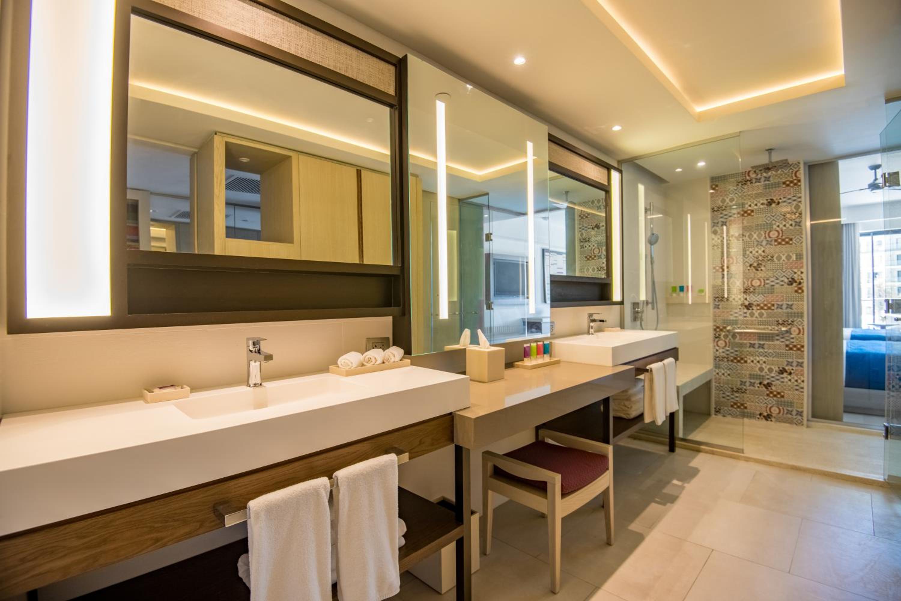 Oceanfront Club Junior King Suite - Photo 4