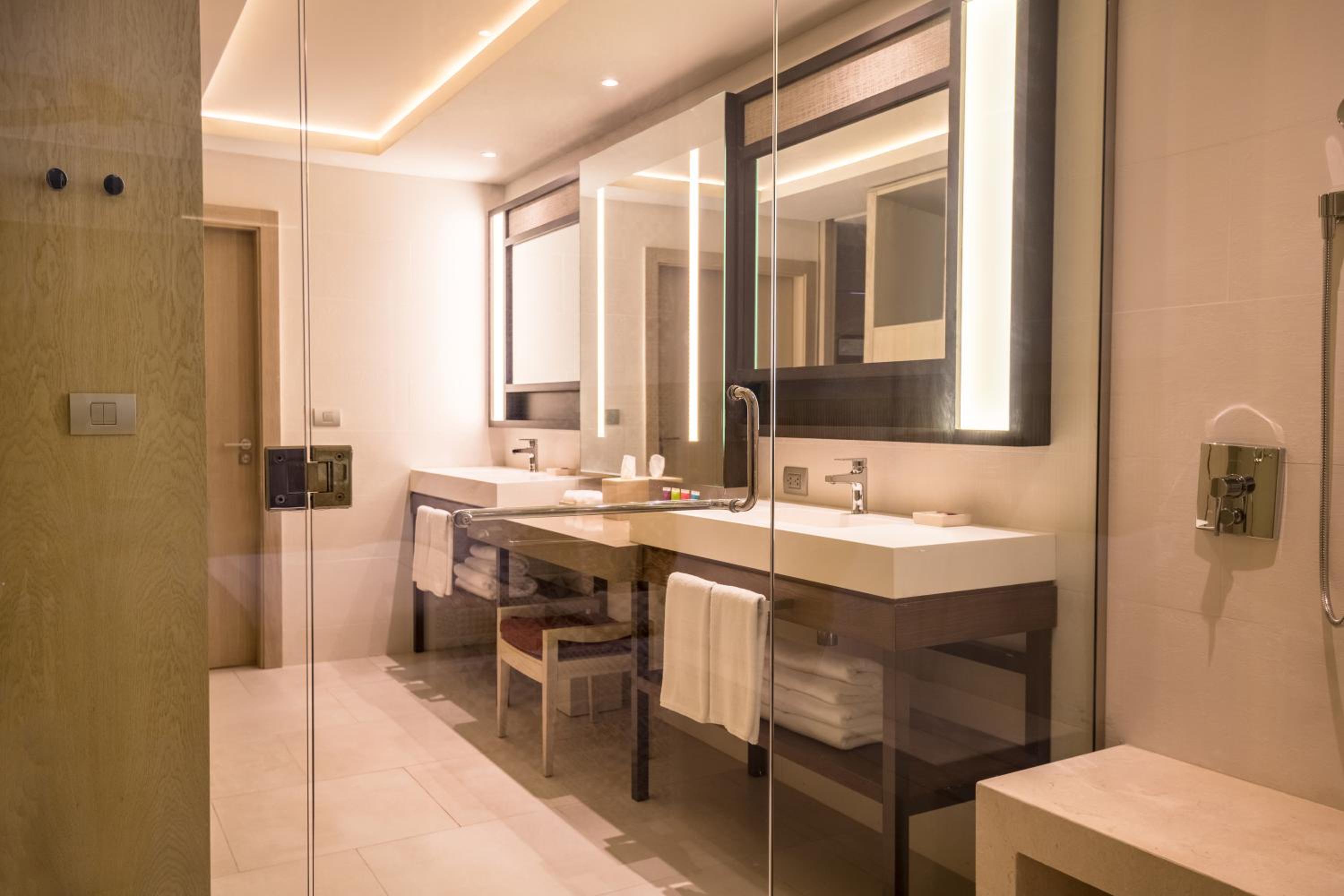 Oceanfront Club Junior King Suite - Photo 3