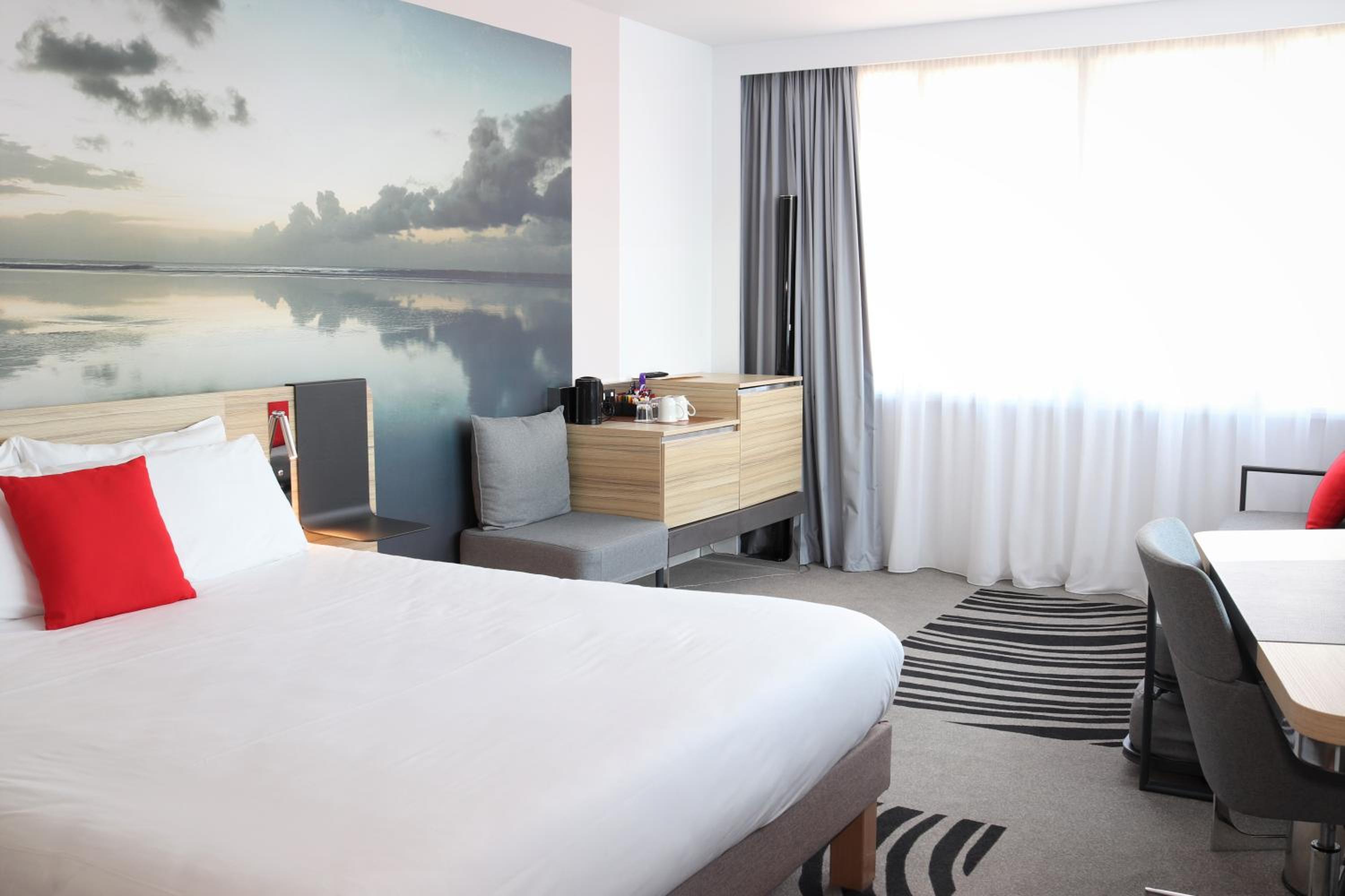 Executive Room with 1 Queen Bed and Sofa - Photo 9