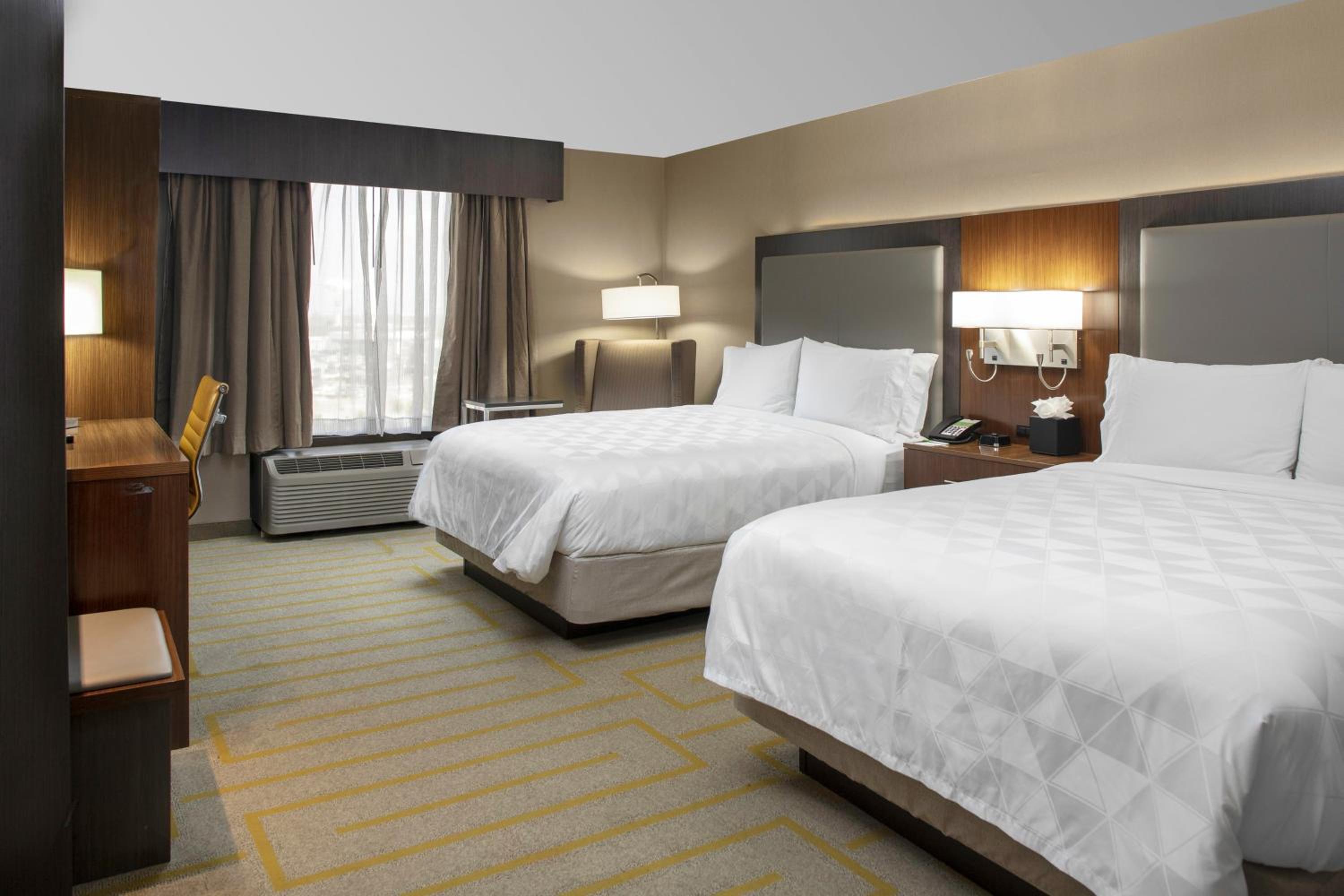 Standard Queen Room with Two Queen Beds - Photo 3