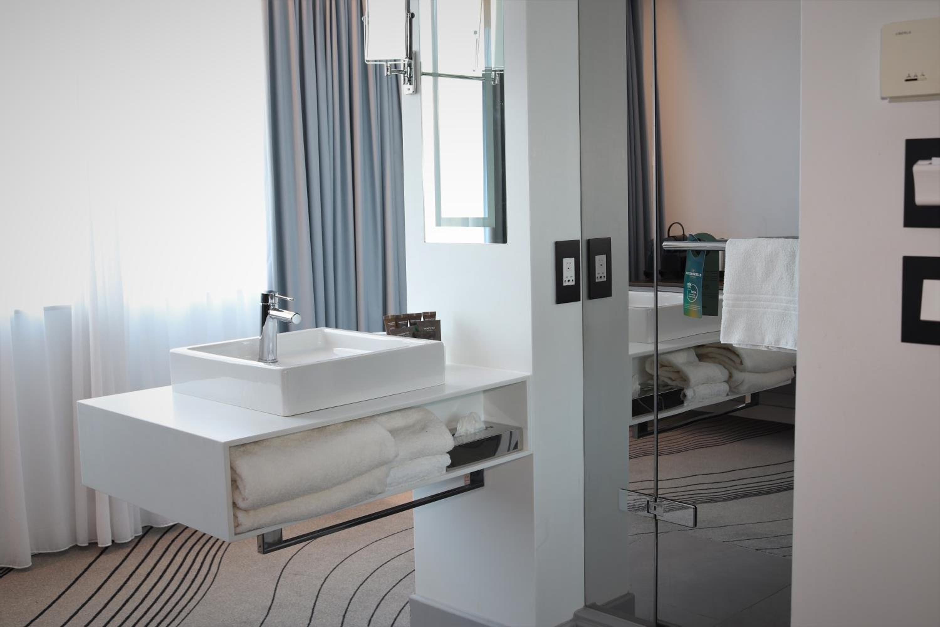 Executive Room with 1 Queen Bed and Sofa - Photo 12