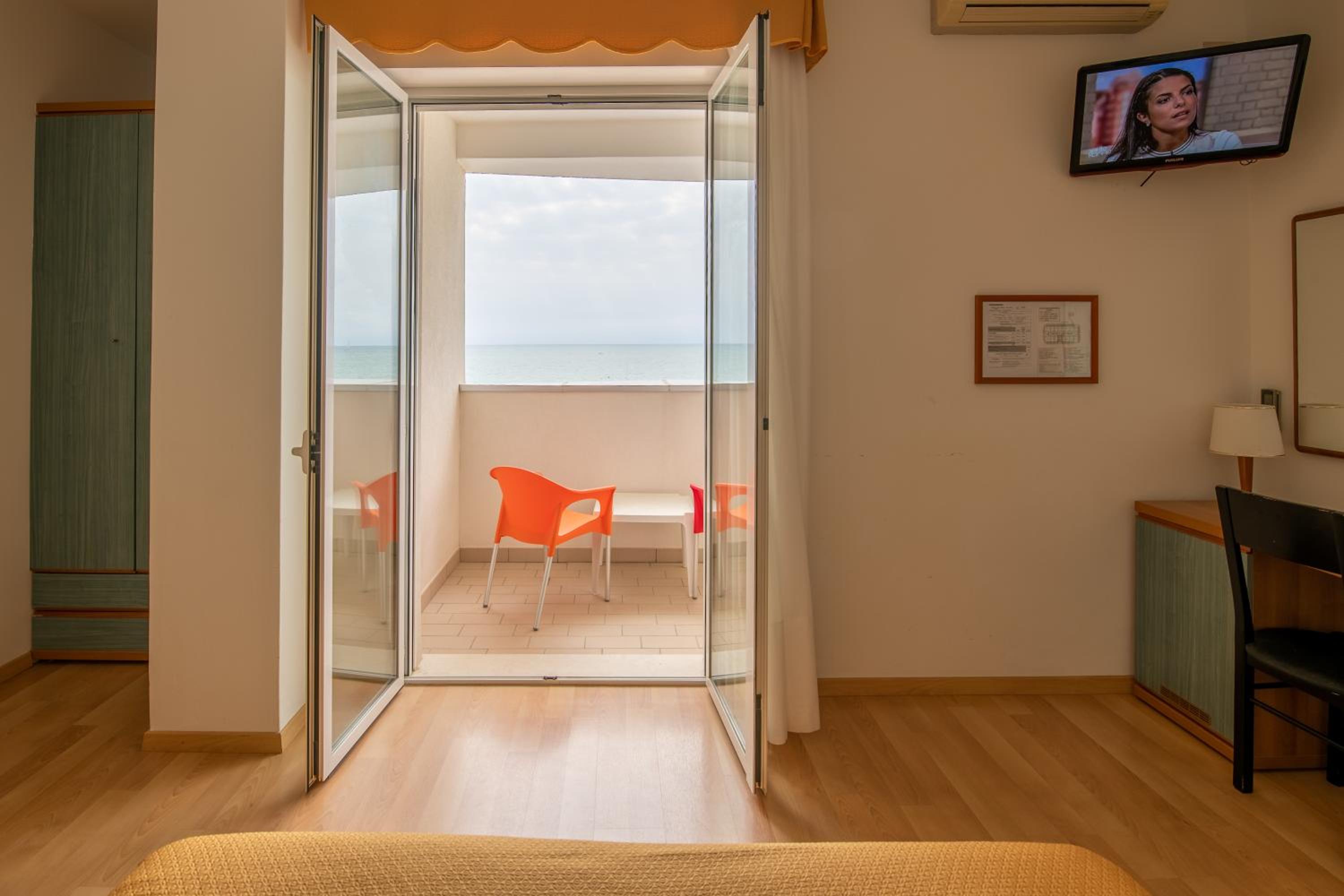 Family Room with Sea View - Photo 10
