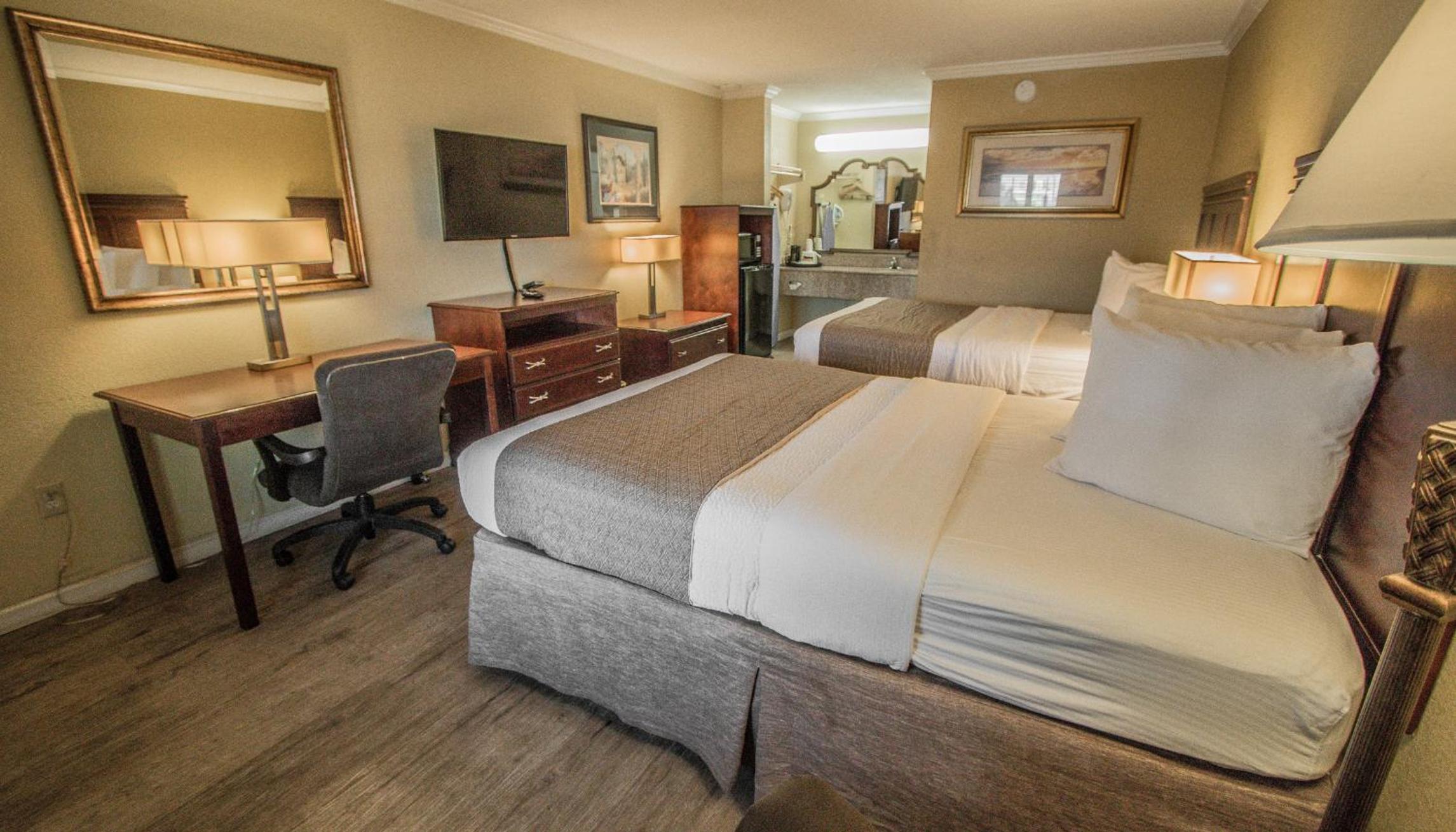 Queen Room with Two Queen Beds - Smoking photo 3