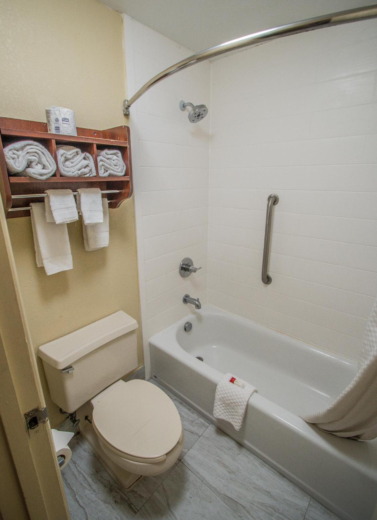 Queen Room with Two Queen Beds - Non-Smoking photo 2