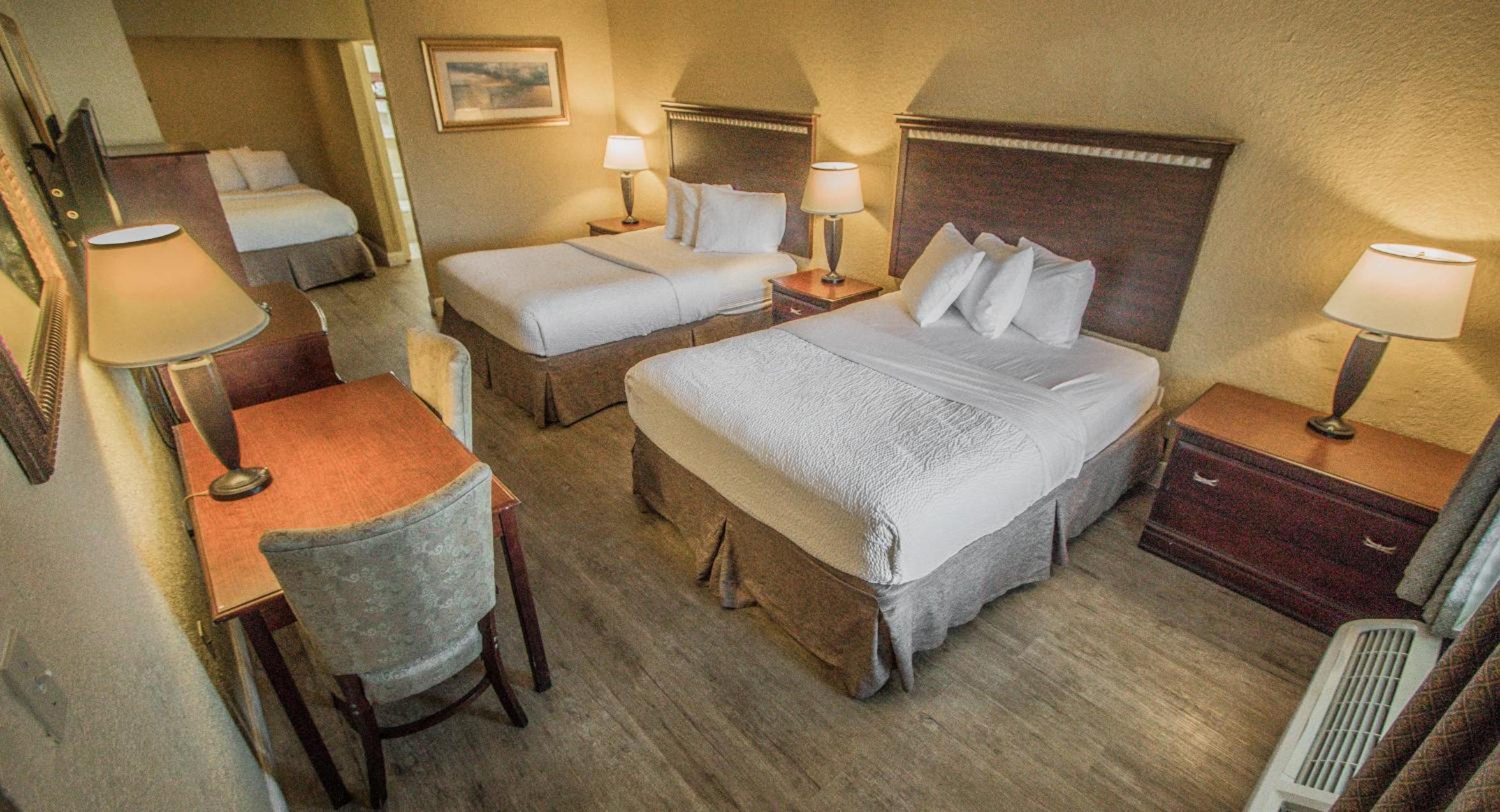 2 Queen Beds and 1 Twin Bed, Non-Smoking photo 2