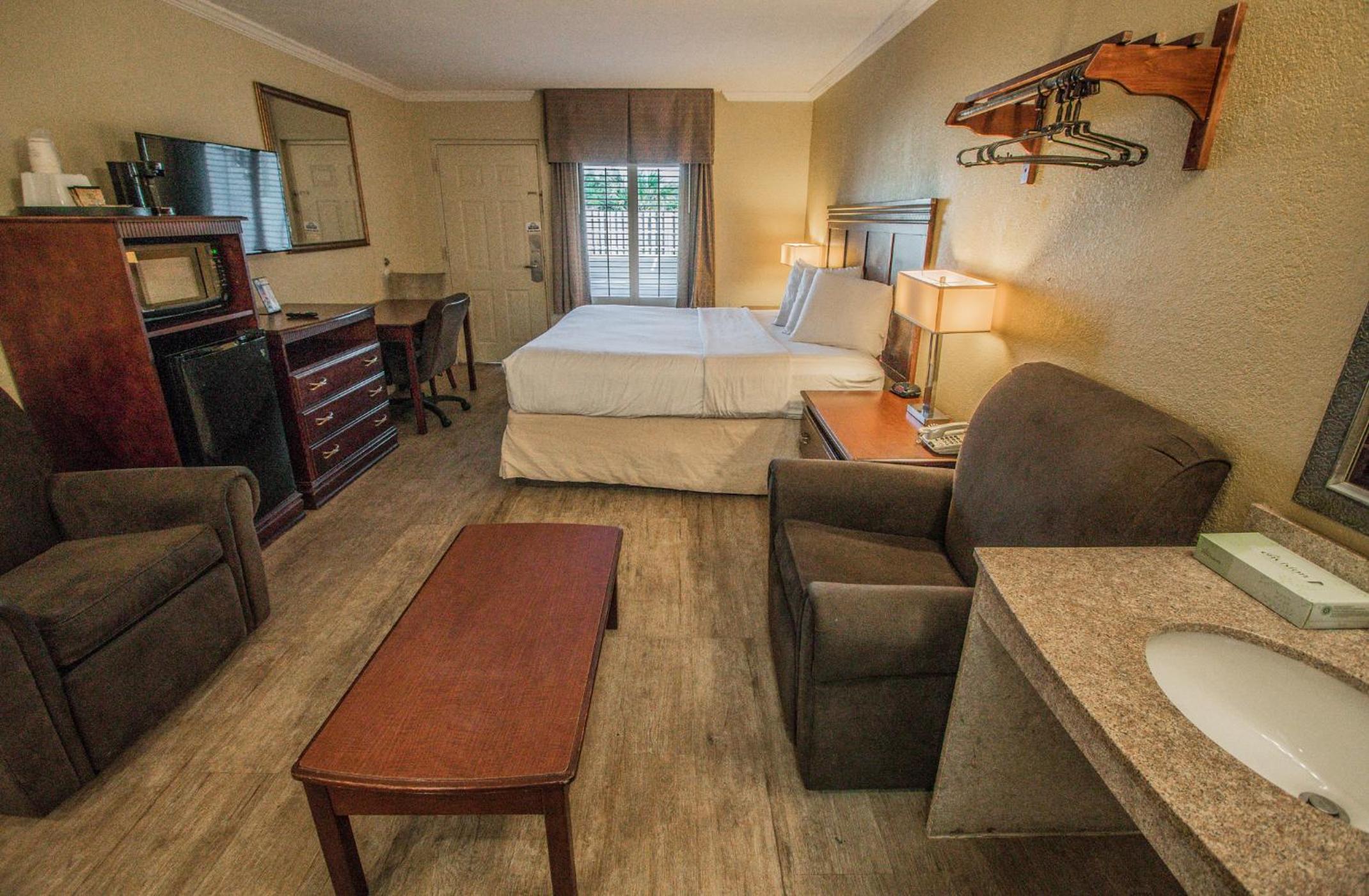 King Room - Non-Smoking photo 3