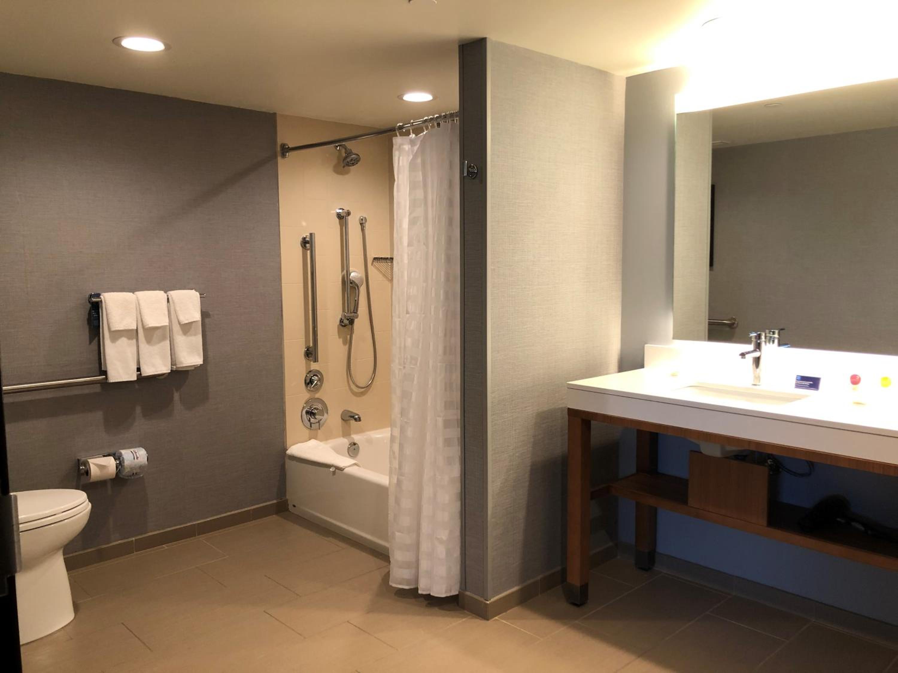 Queen Room with Two Queen Beds, Sofa Bed and Accessible Tub - Photo 2