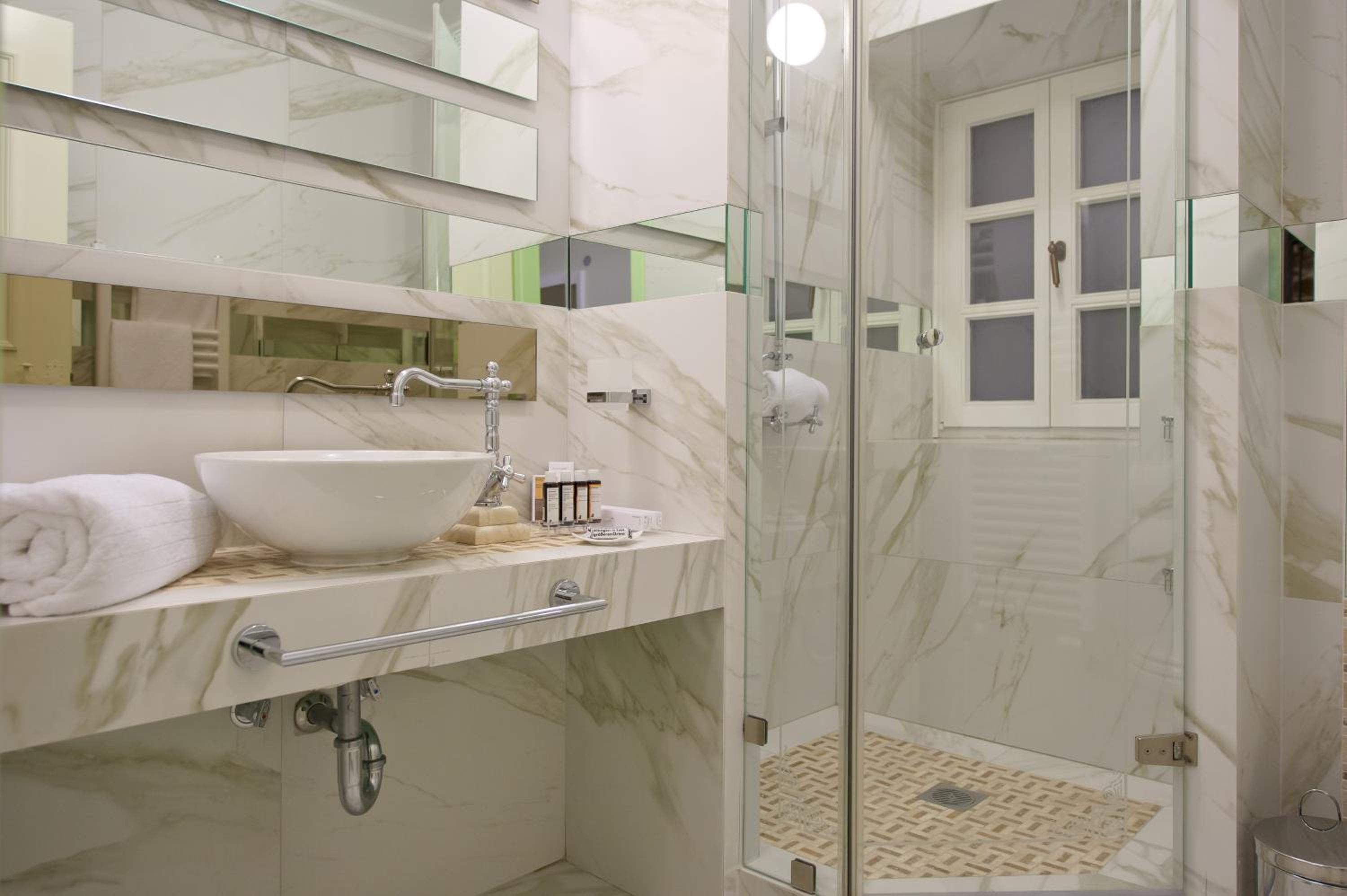 Deluxe Double or Twin Room - Photo 10