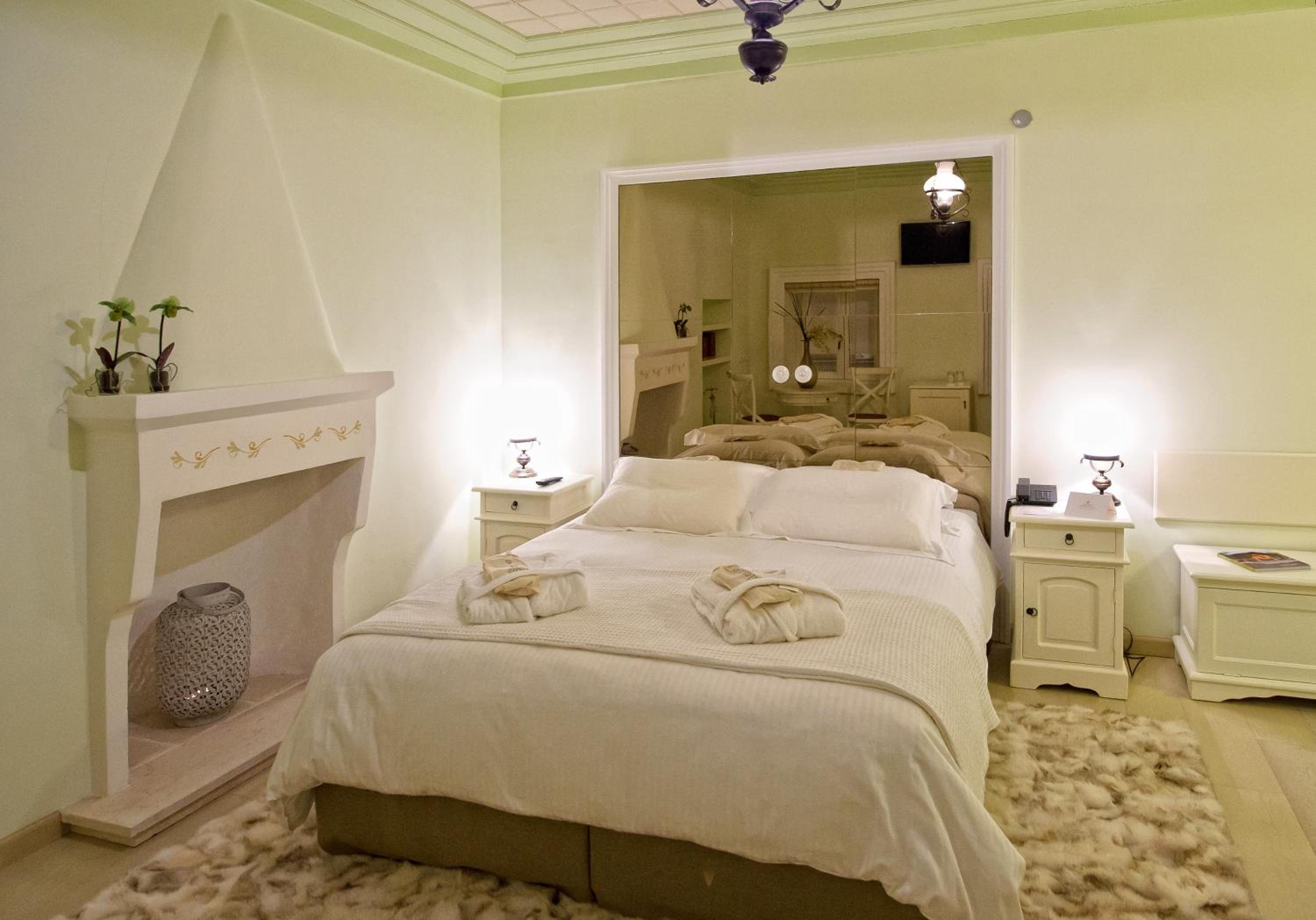 Deluxe Double or Twin Room - Photo 11