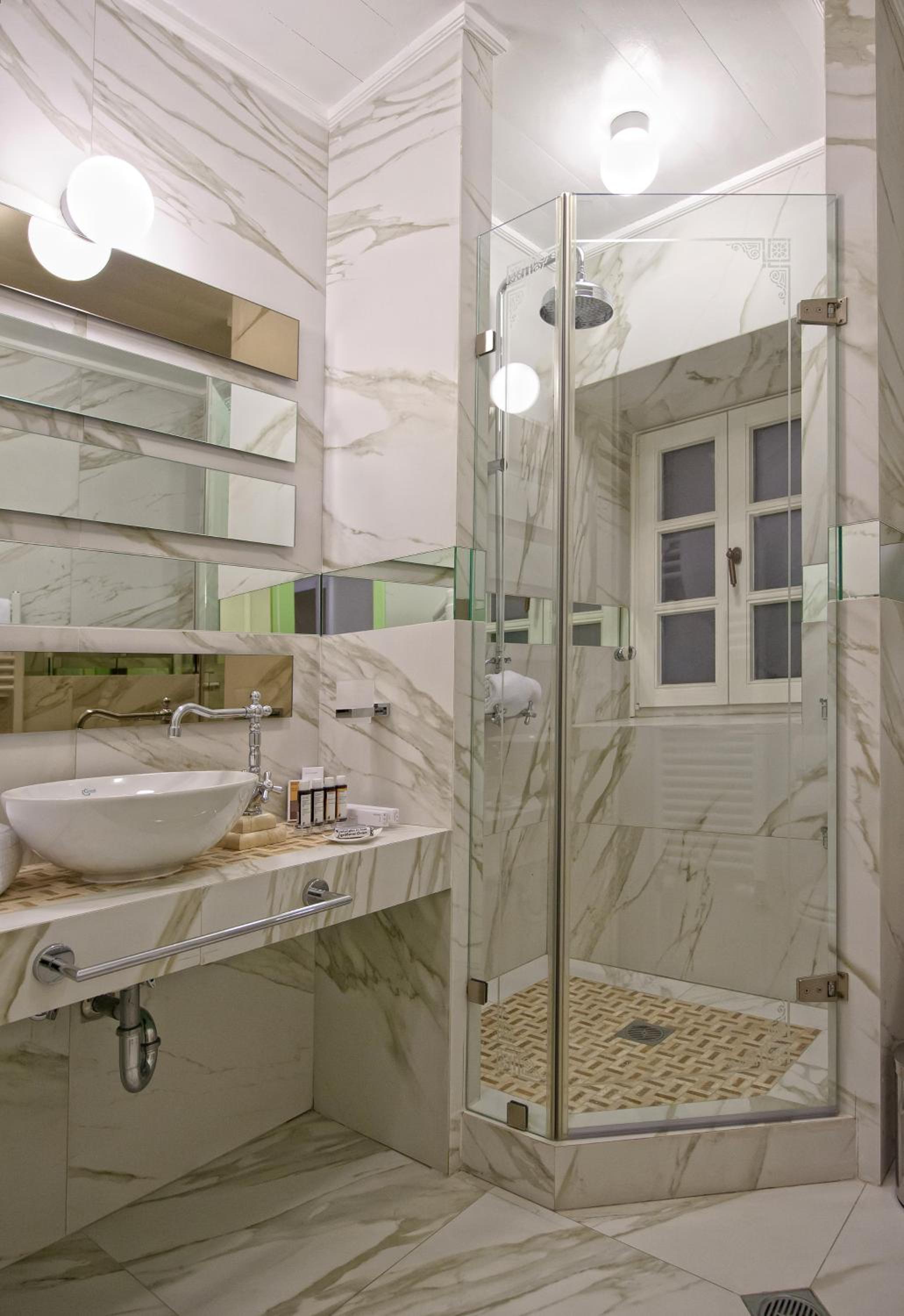 Deluxe Double or Twin Room - Photo 17