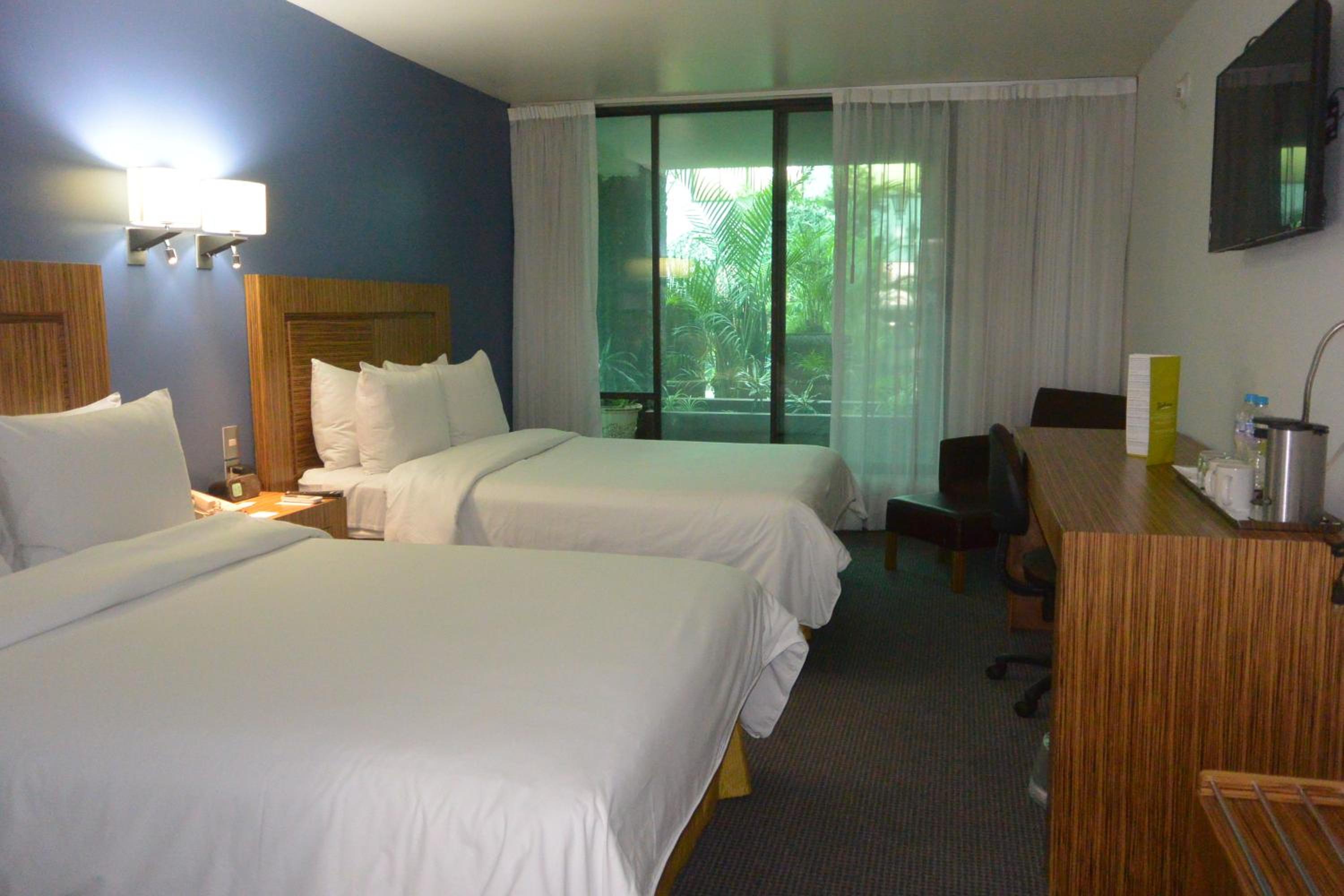 Double Room with Two Double Beds and Garden Area - Photo 6