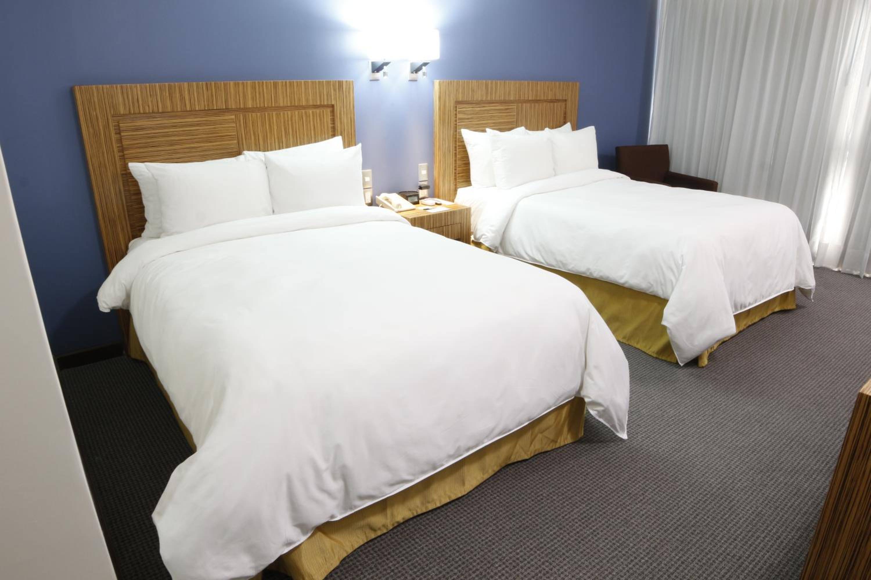 Double Room with Two Double Beds and Garden Area - Photo 4