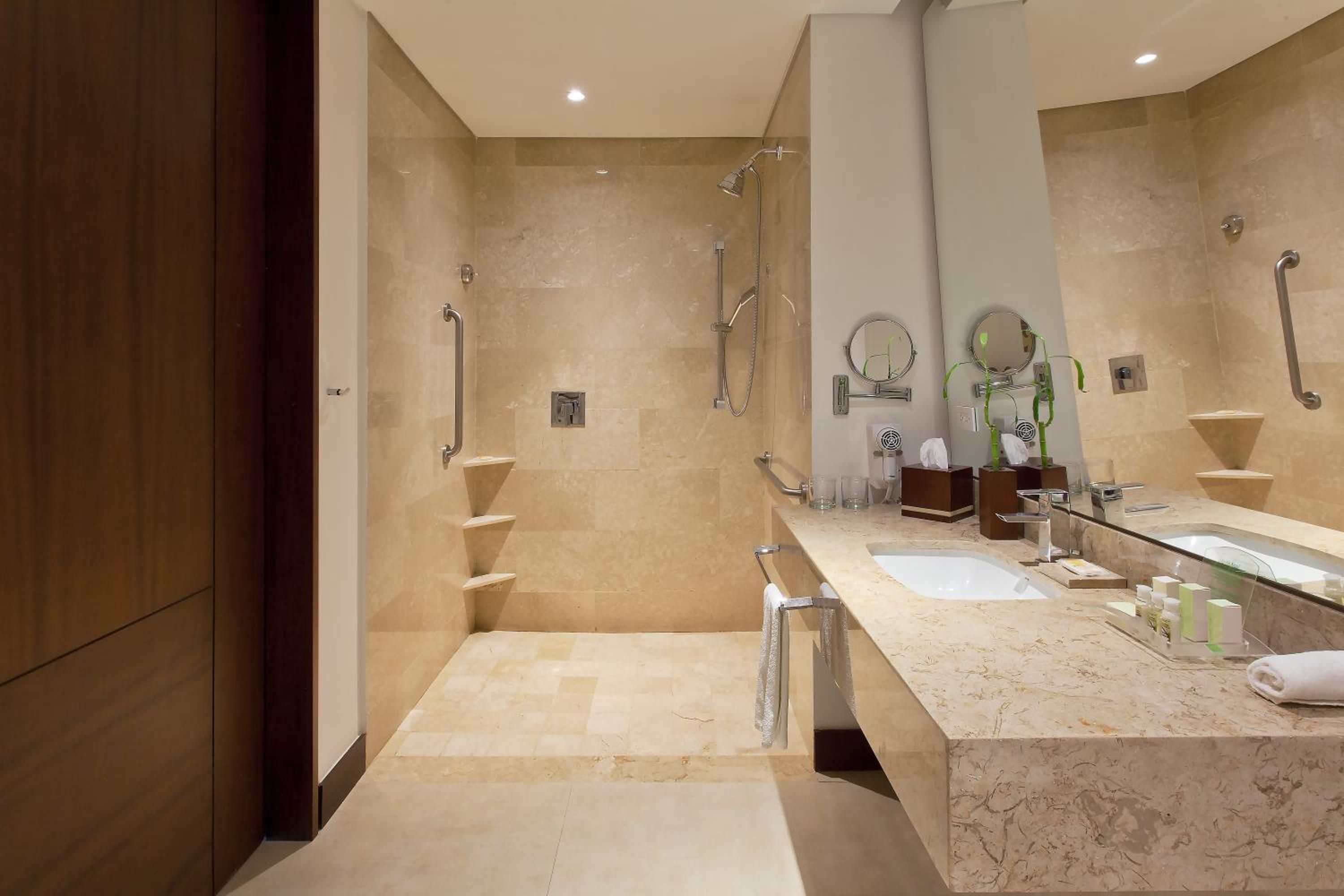 Standard King Room - Accessible - Photo 4