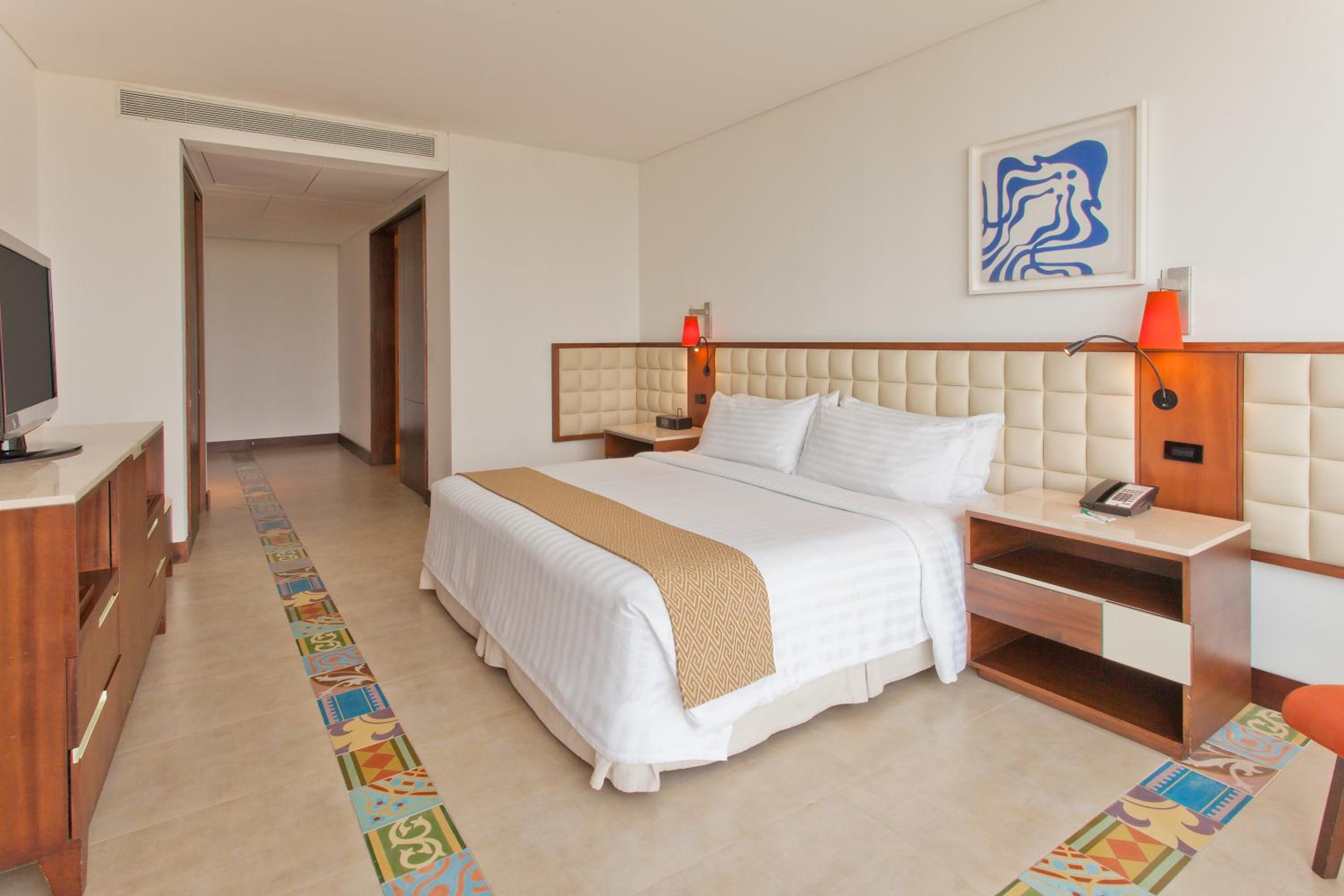 Standard King Room - Accessible - Photo 1