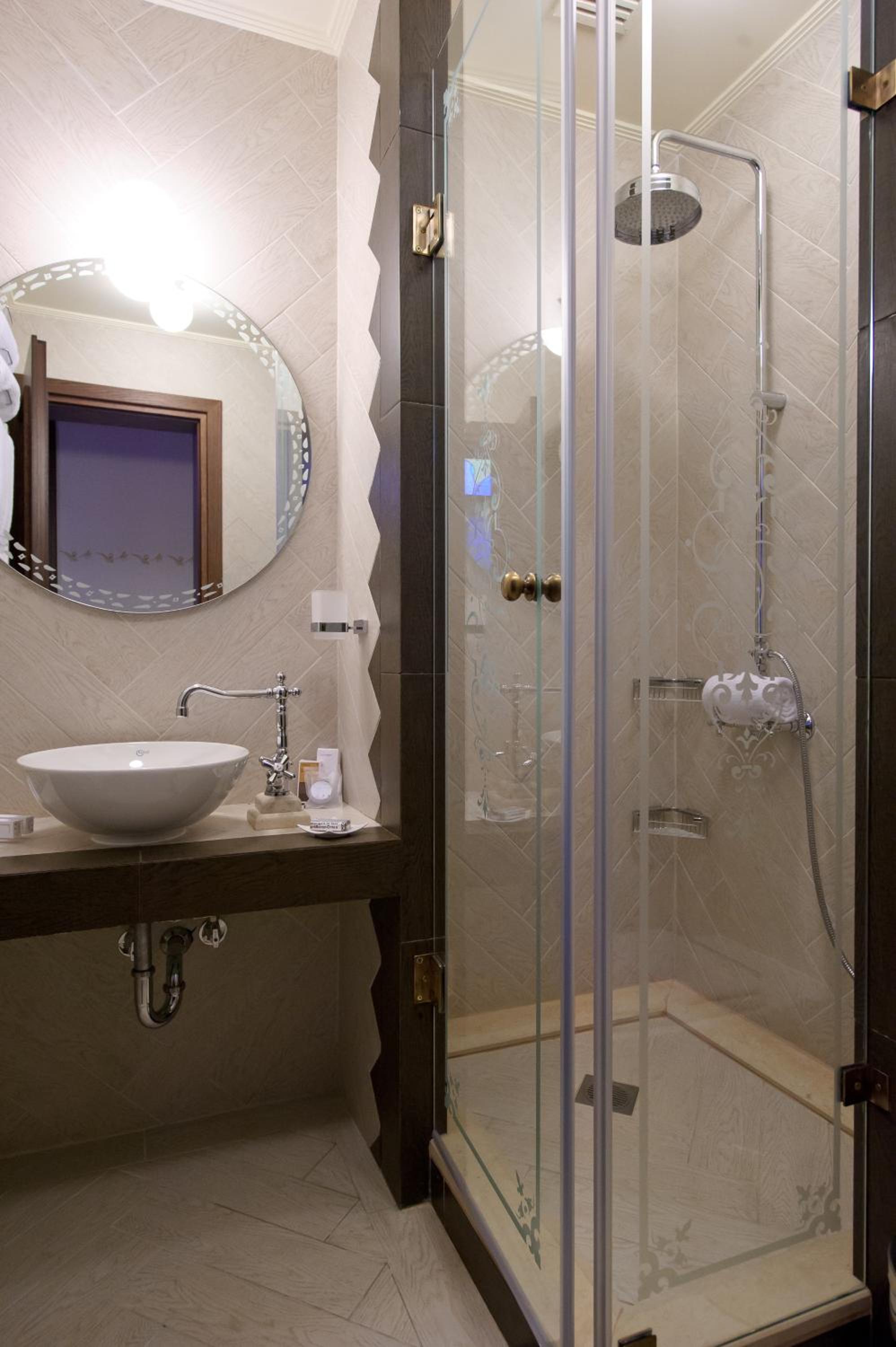 Deluxe Double or Twin Room - Photo 8