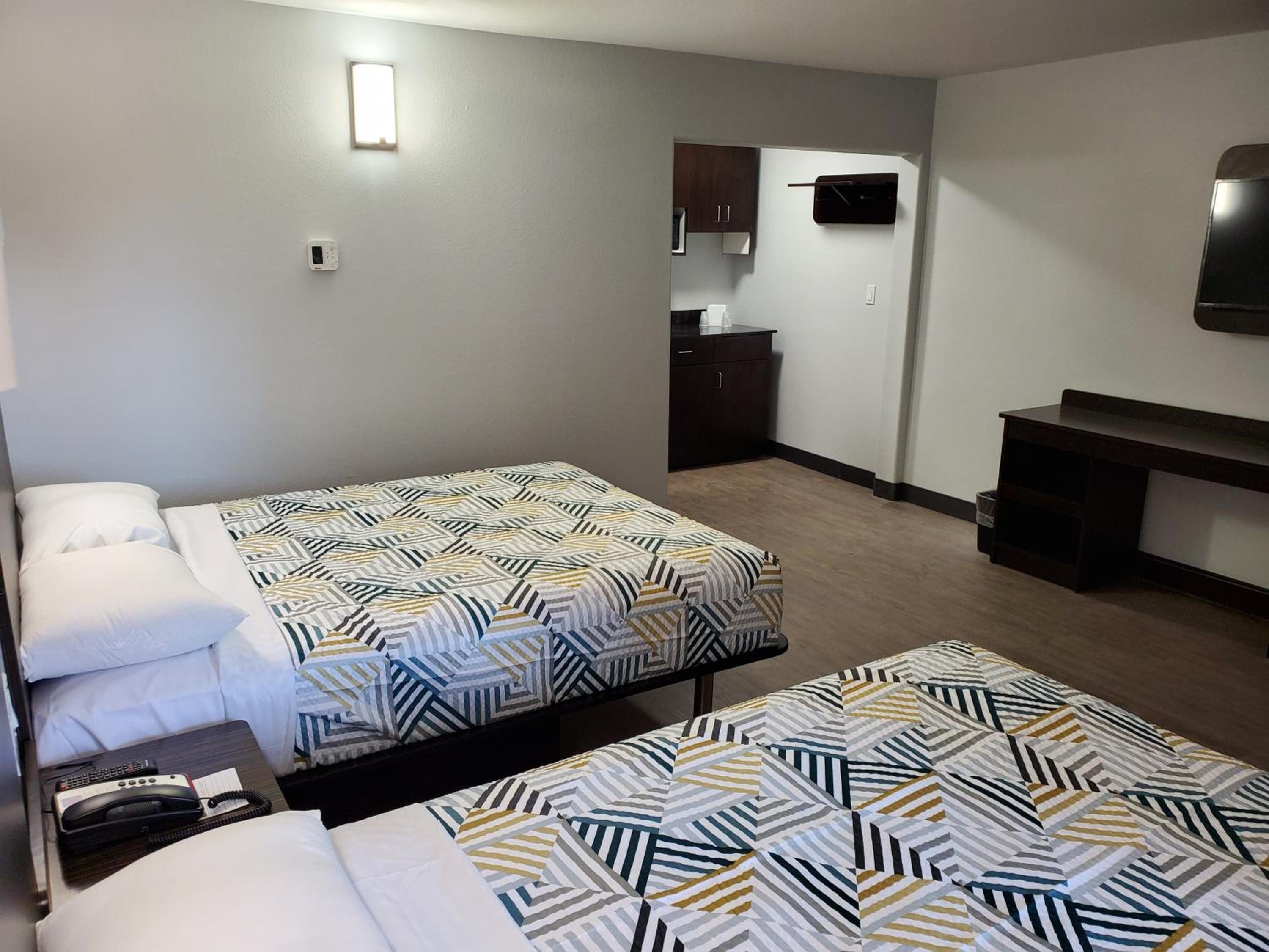 Deluxe Queen Room with Two Queen Beds - Non-Smoking - Photo 1