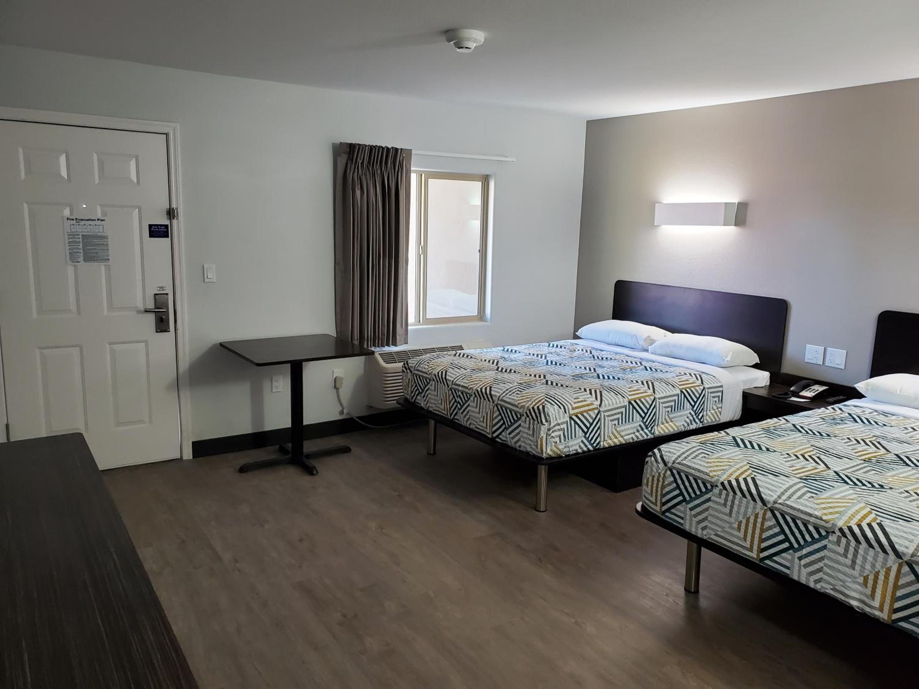 Queen Room with Two Queen Beds - Disability Access - Non-Smoking - Photo 18
