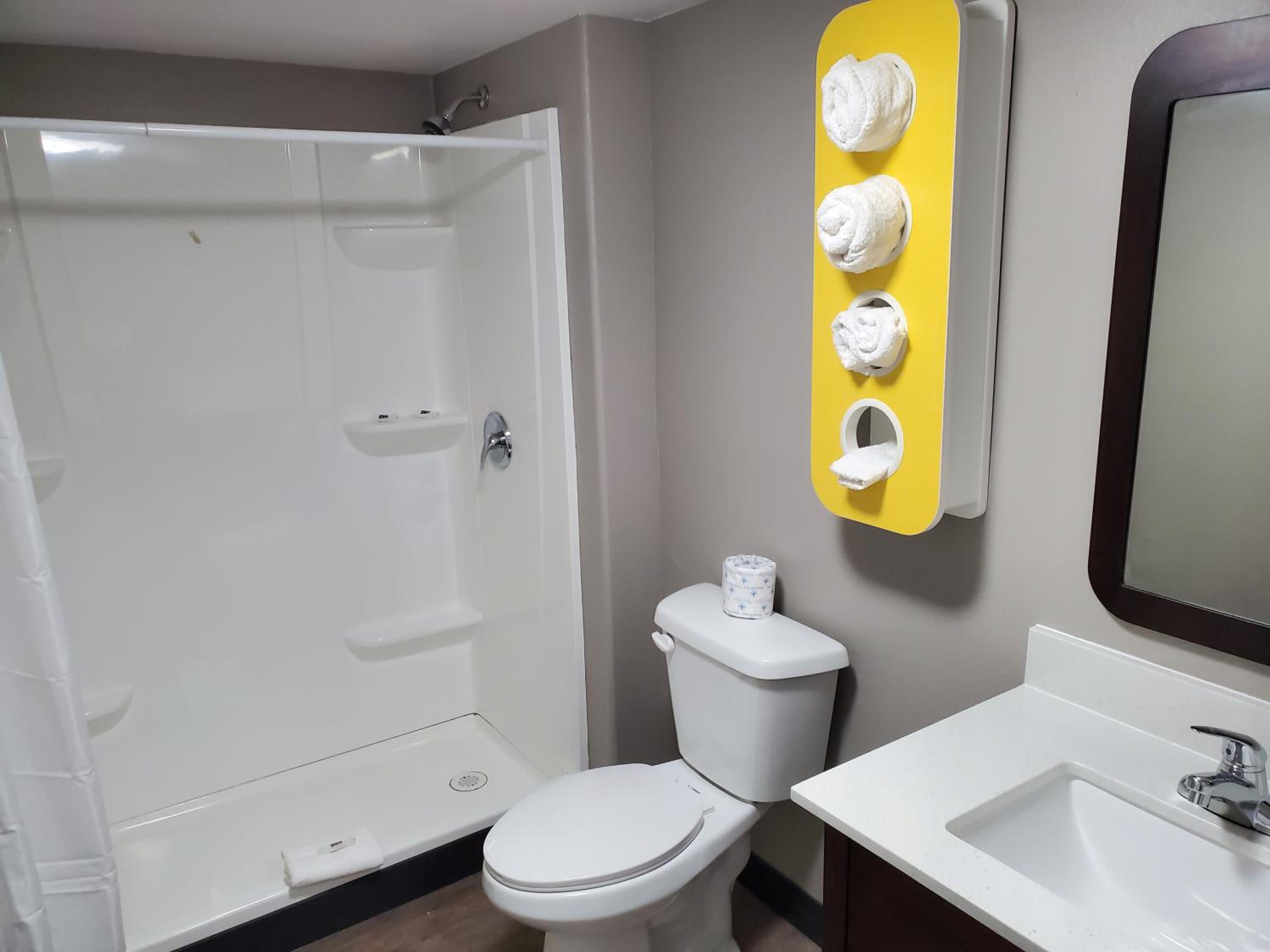 Deluxe Queen Room with Two Queen Beds - Photo 16