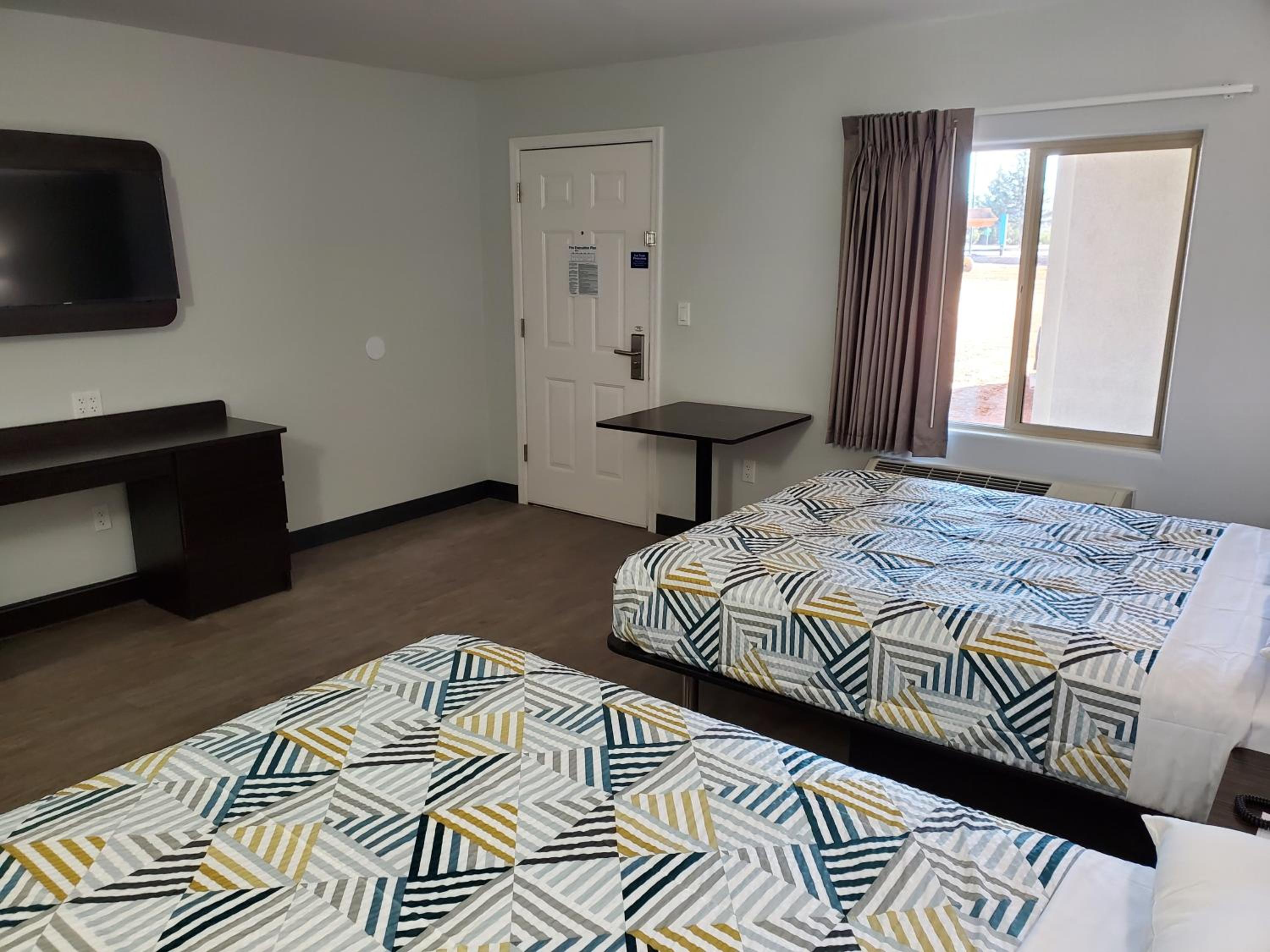 Queen Room with Two Queen Beds - Disability Access - Non-Smoking - Photo 2