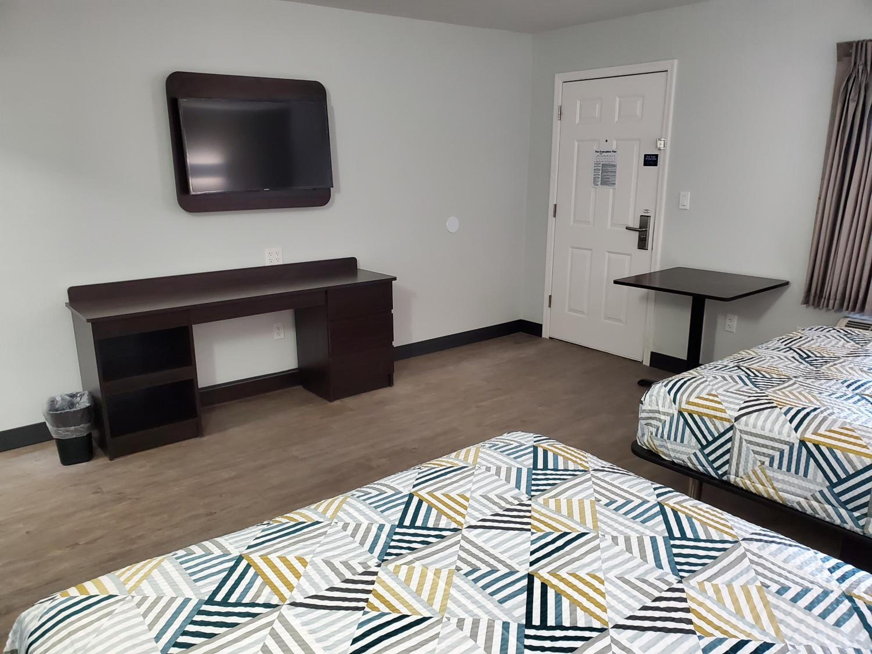 Queen Room with Two Queen Beds - Disability Access - Non-Smoking - Photo 17