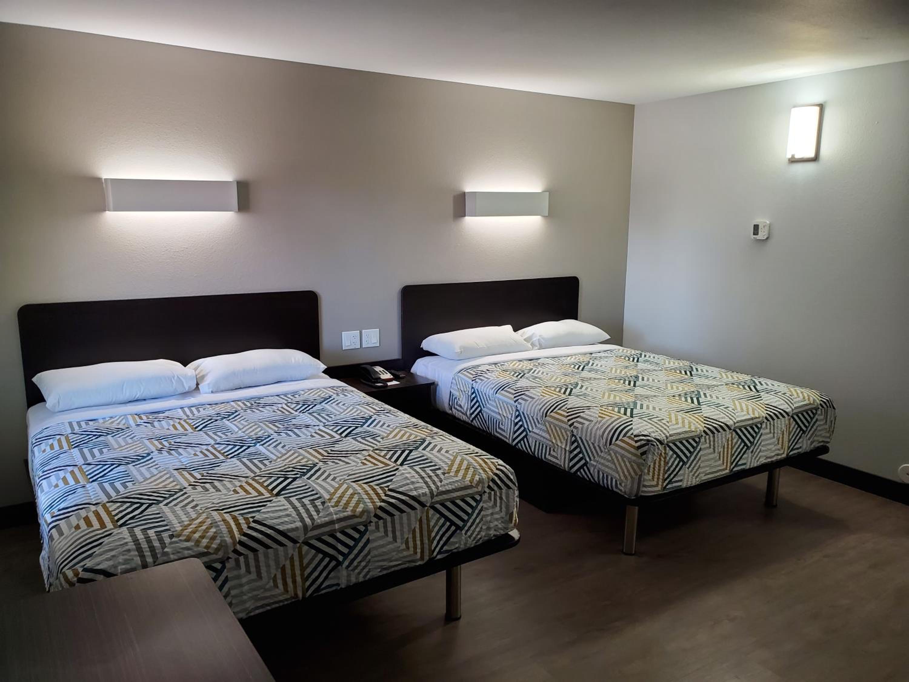 Queen Room with Two Queen Beds - Disability Access - Non-Smoking - Photo 16