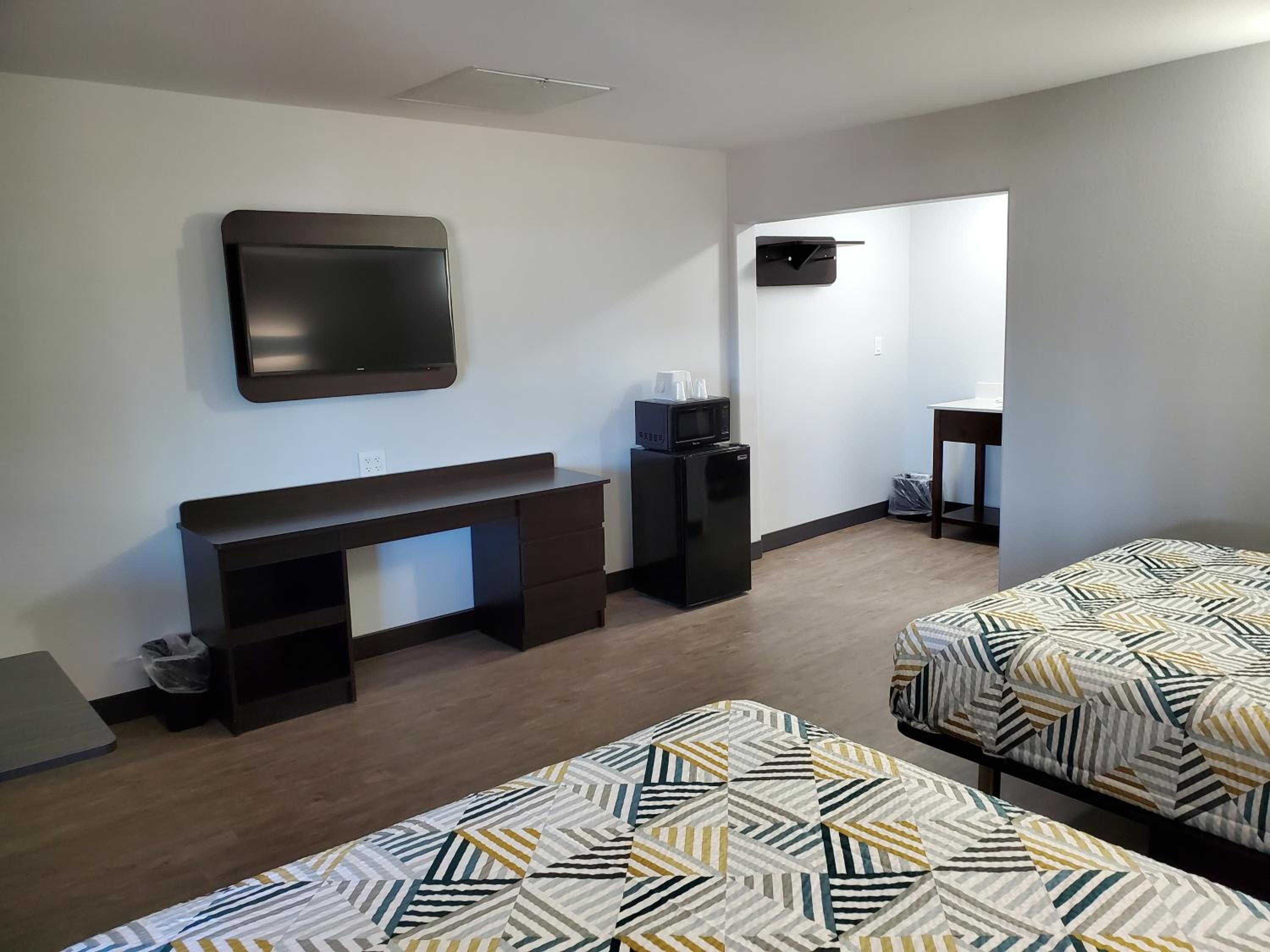 Deluxe Queen Room with Two Queen Beds - Photo 17