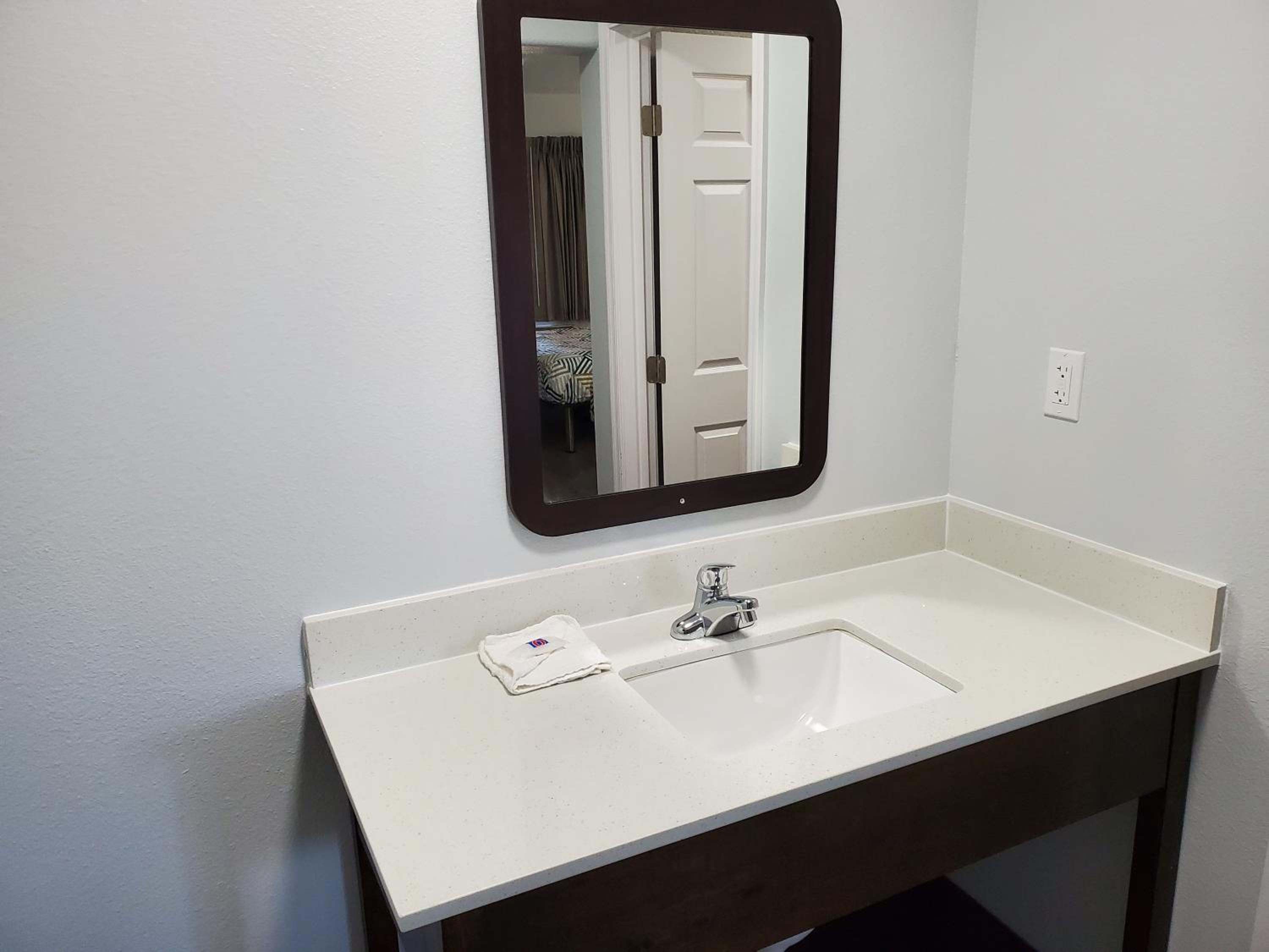 King Room - Disability Access - Non-Smoking - Photo 2