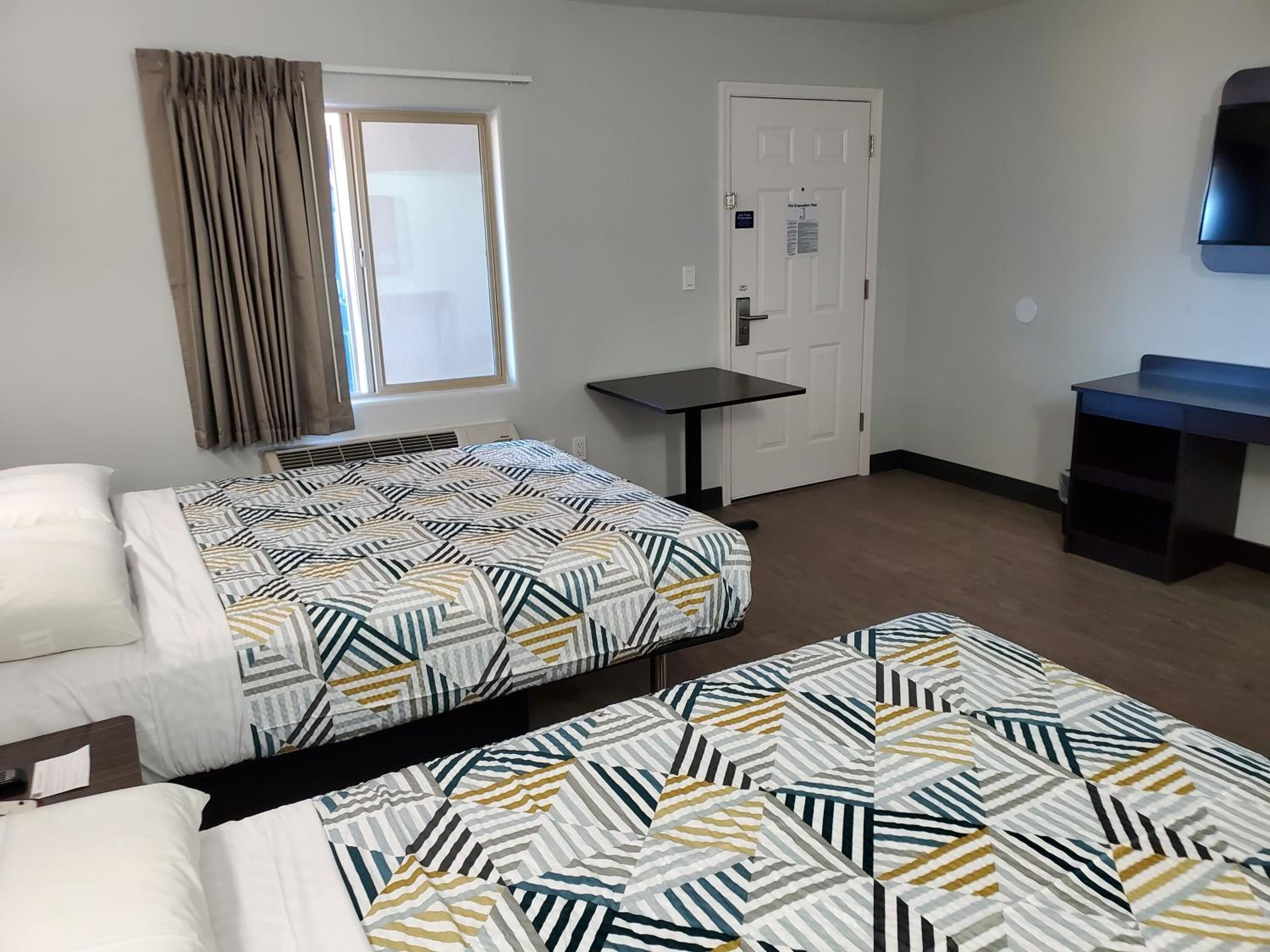 Queen Room with Two Queen Beds - Disability Access - Non-Smoking - Photo 12