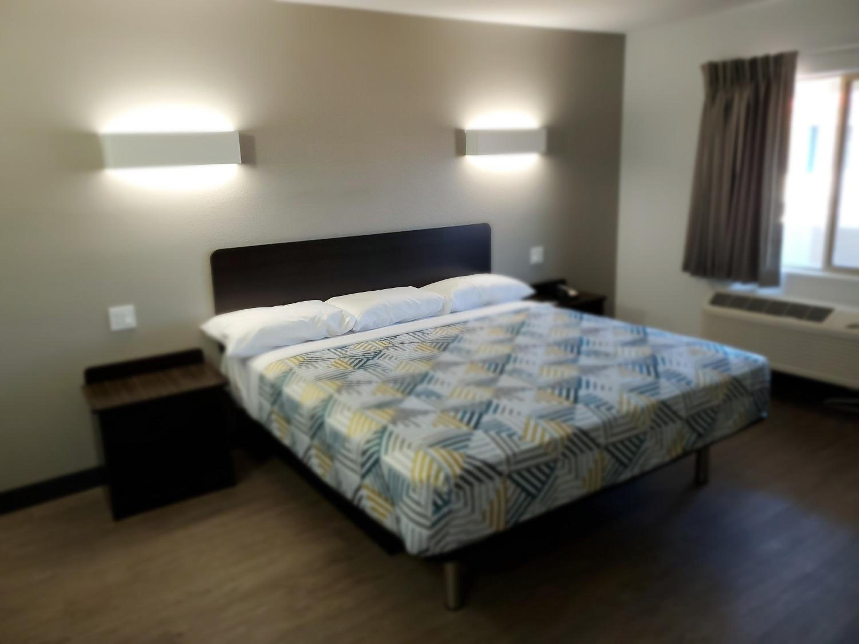 King Room - Disability Access - Non-Smoking - Photo 3