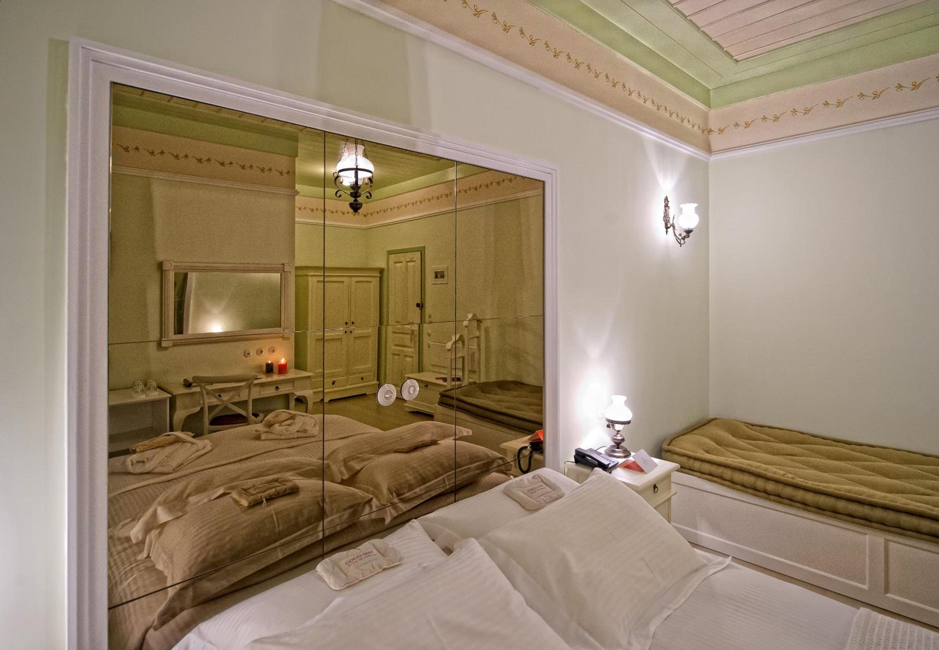 Junior Suite with Extra Bed - Photo 9